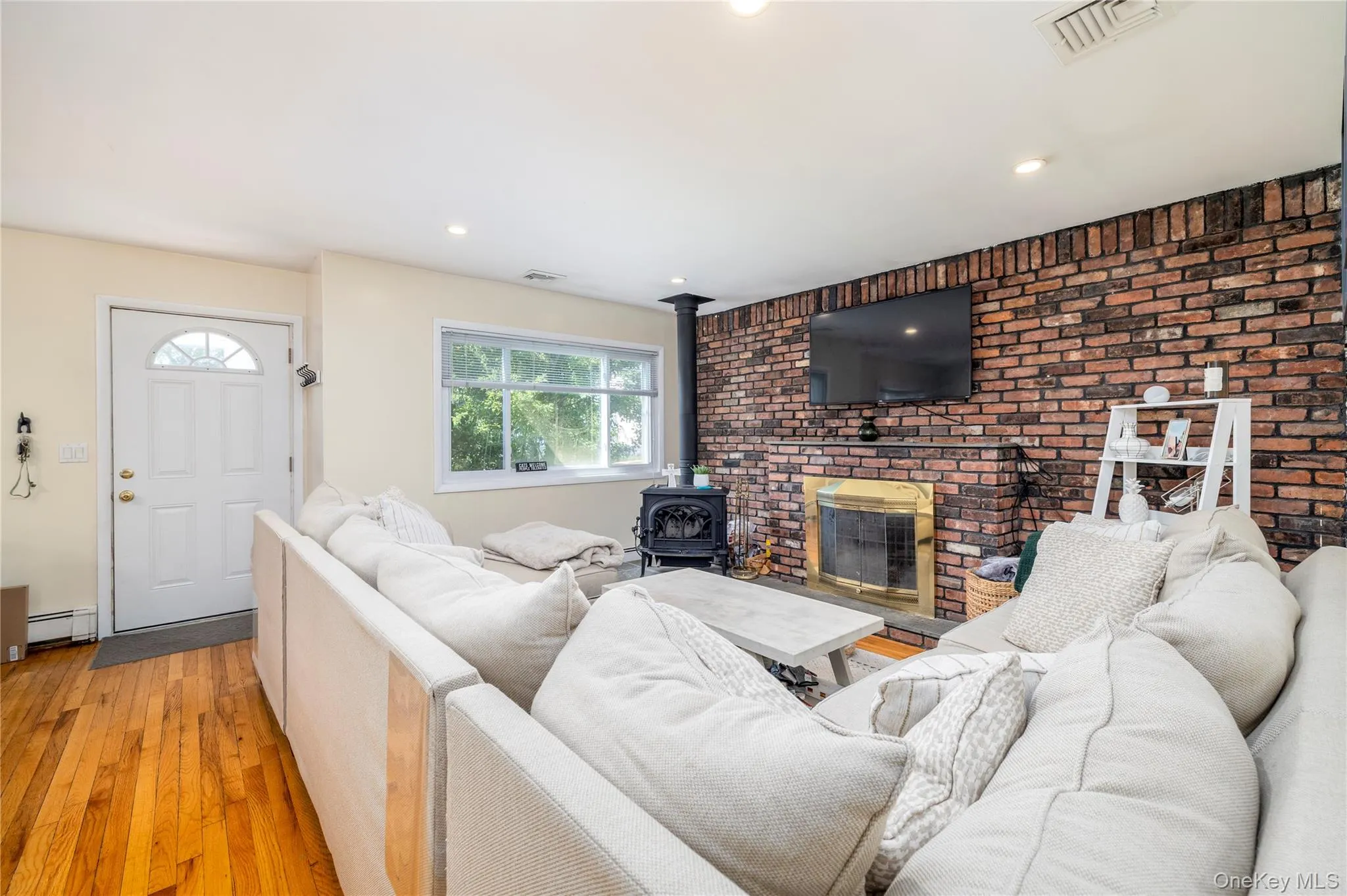 37 Hickory Road, Oyster Bay, NY, 3 Bedrooms Bedrooms, 8 Rooms Rooms,2 BathroomsBathrooms,Residential Lease,For Rent,Hickory,0,1033539 37 Hickory Road, Oyster Bay, NY, 3 Bedrooms Bedrooms, 8 Rooms Rooms,2 BathroomsBathrooms,Residential Lease,For Rent,Hickory,0,1033539