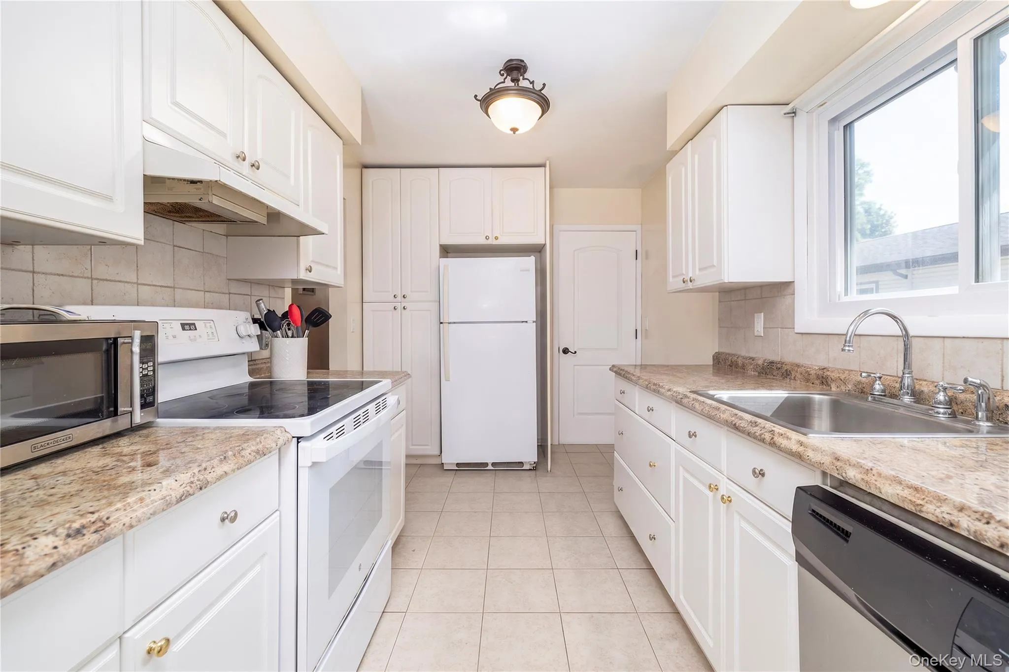 37 Hickory Road, Oyster Bay, NY, 3 Bedrooms Bedrooms, 8 Rooms Rooms,2 BathroomsBathrooms,Residential Lease,For Rent,Hickory,0,1033539 37 Hickory Road, Oyster Bay, NY, 3 Bedrooms Bedrooms, 8 Rooms Rooms,2 BathroomsBathrooms,Residential Lease,For Rent,Hickory,0,1033539
