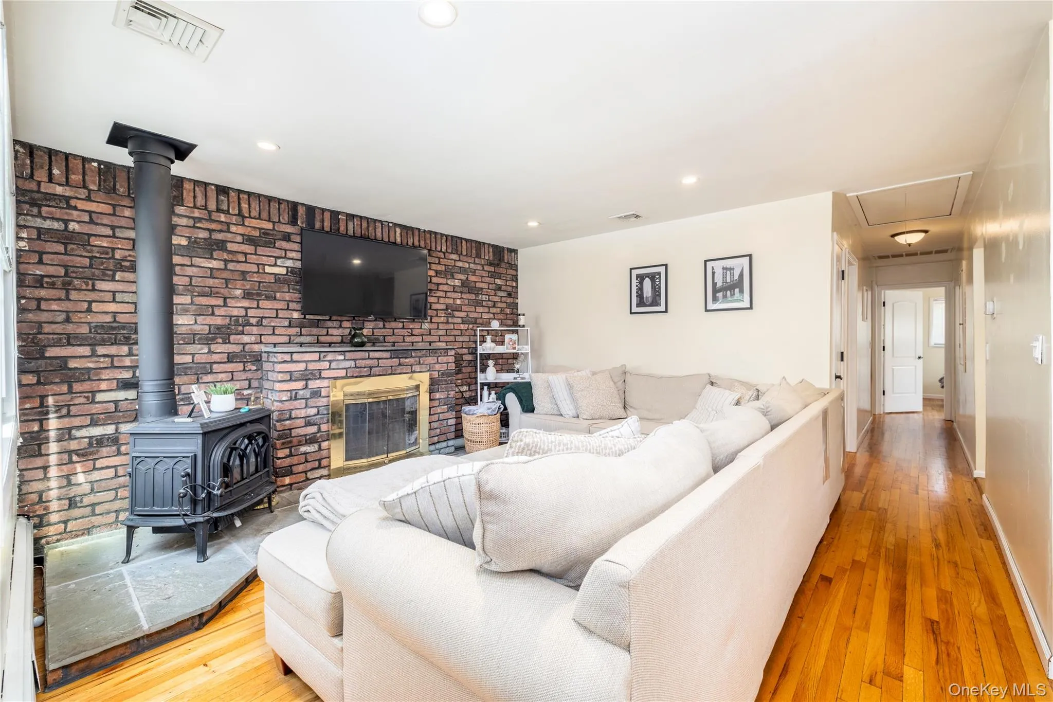 37 Hickory Road, Oyster Bay, NY, 3 Bedrooms Bedrooms, 8 Rooms Rooms,2 BathroomsBathrooms,Residential Lease,For Rent,Hickory,0,1033539 37 Hickory Road, Oyster Bay, NY, 3 Bedrooms Bedrooms, 8 Rooms Rooms,2 BathroomsBathrooms,Residential Lease,For Rent,Hickory,0,1033539