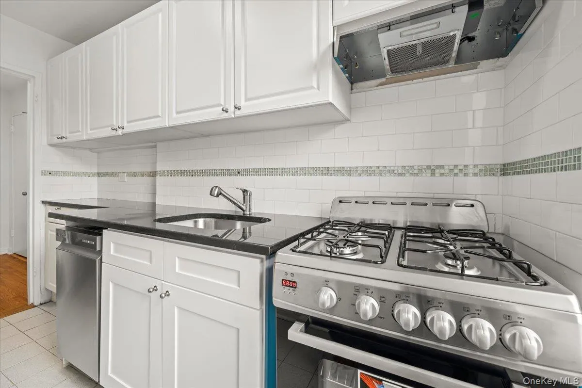 3260 Netherland Avenue, New York, NY, 1 Room Rooms,1 BathroomBathrooms,Residential,For Rent,Netherland,0,1033573 3260 Netherland Avenue, New York, NY, 1 Room Rooms,1 BathroomBathrooms,Residential,For Rent,Netherland,0,1033573