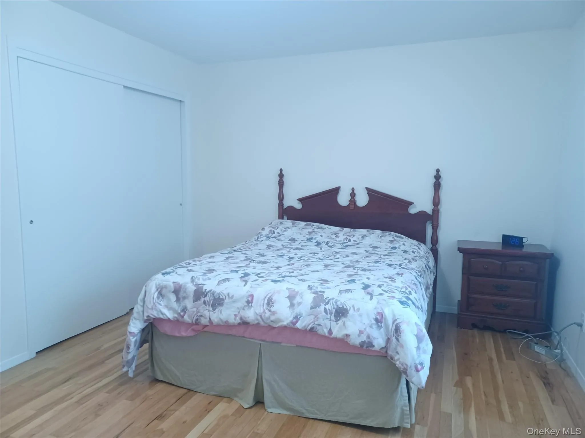 Spacious bedroom with ample closets Spacious bedroom with ample closets