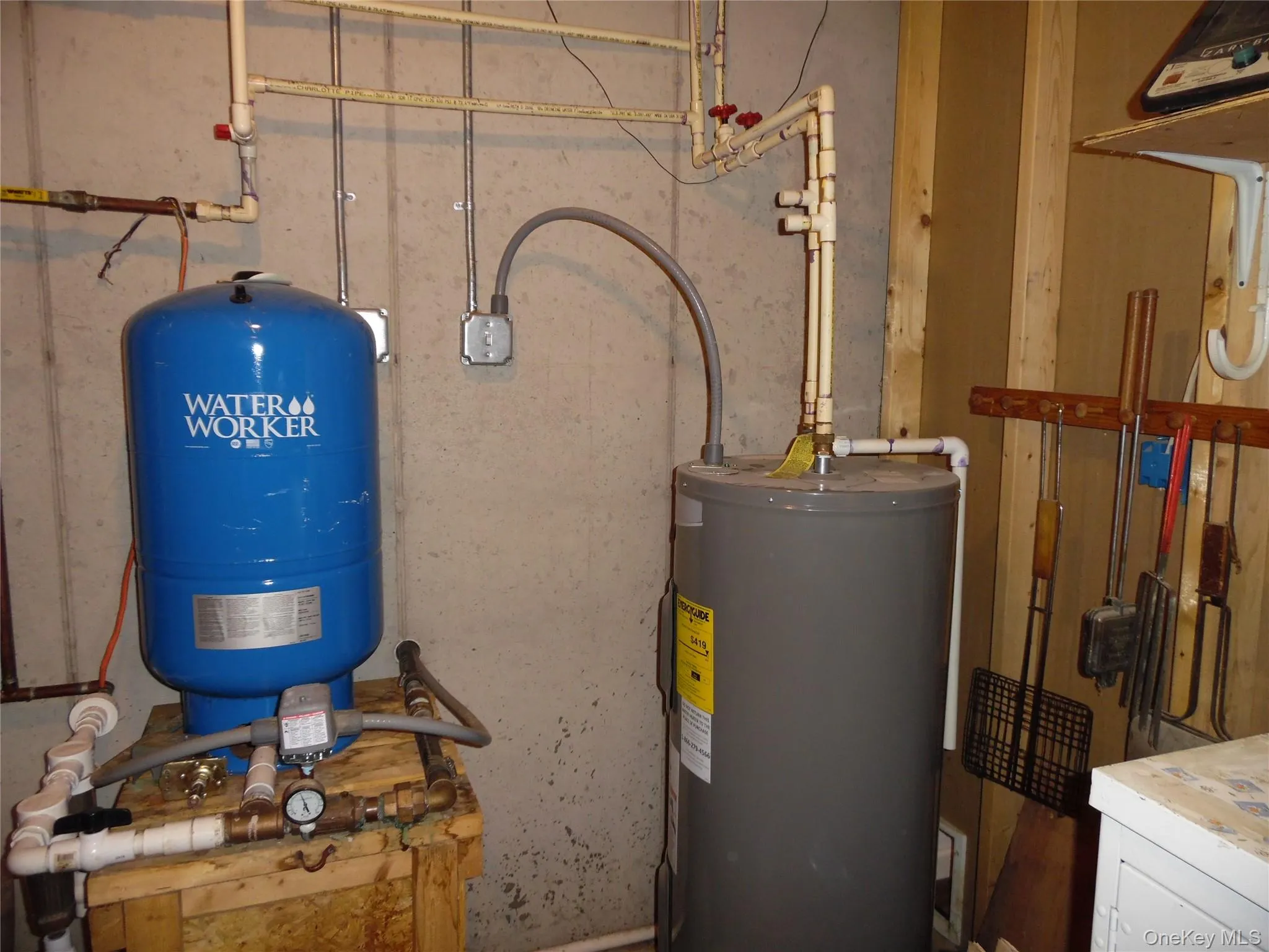 Pressure tank and electric hot water heater Pressure tank and electric hot water heater