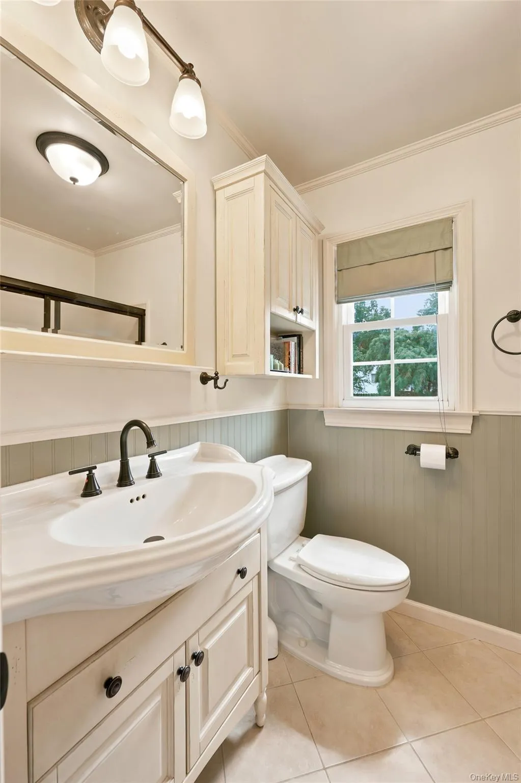 Bathroom vanity with an integrated sink and matte black hardware Bathroom vanity with an integrated sink and matte black hardware
