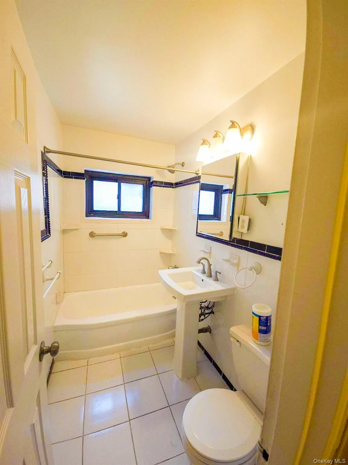 204-15 Foothill Avenue, New York, NY, 2 Bedrooms Bedrooms, 5 Rooms Rooms,1 BathroomBathrooms,Residential,For Rent,Foothill,0,1033622 204-15 Foothill Avenue, New York, NY, 2 Bedrooms Bedrooms, 5 Rooms Rooms,1 BathroomBathrooms,Residential,For Rent,Foothill,0,1033622