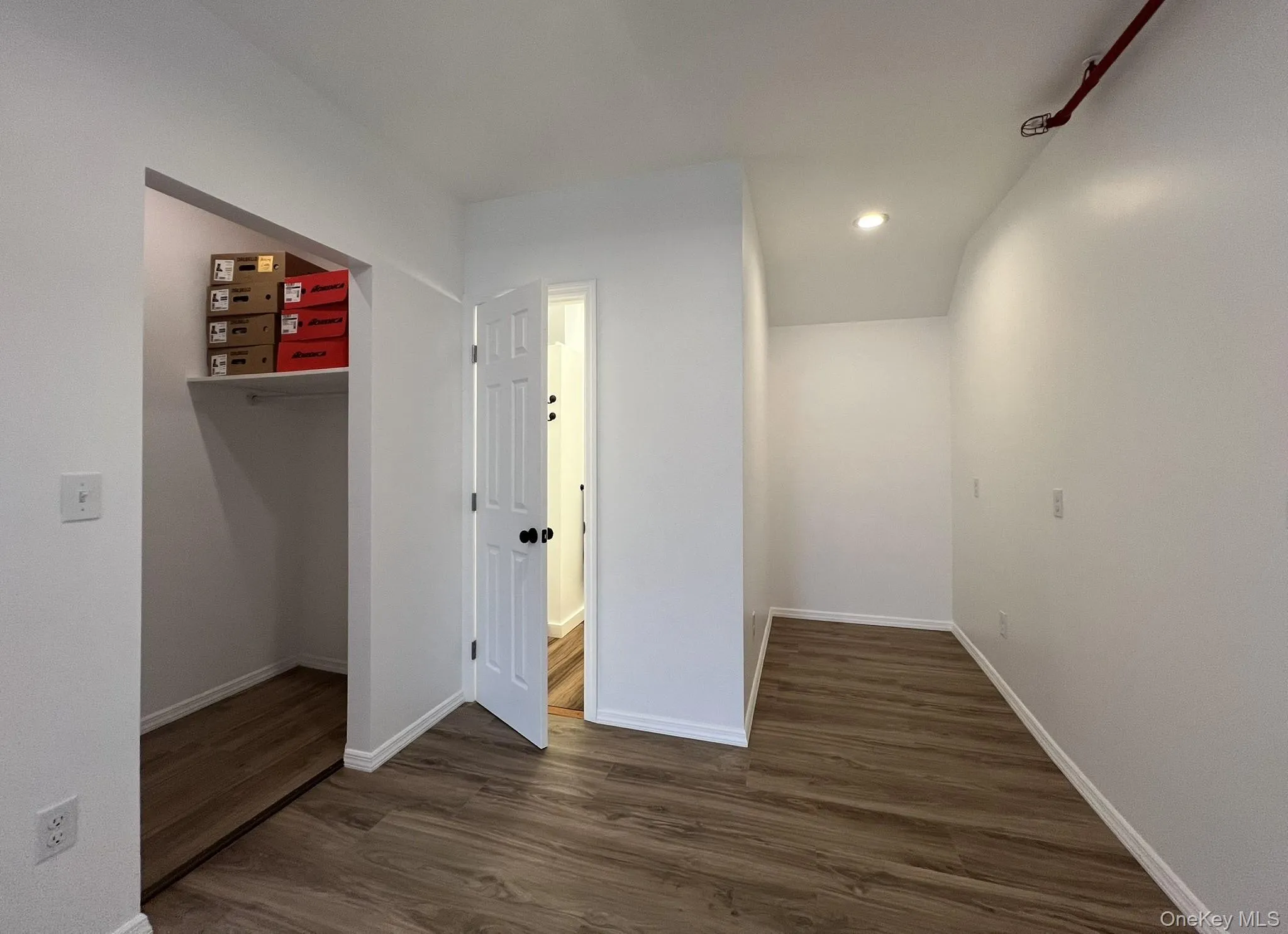Primary Bedroom has open closet, ensuite full bath and bonus "nook" area! Primary Bedroom has open closet, ensuite full bath and bonus "nook" area!