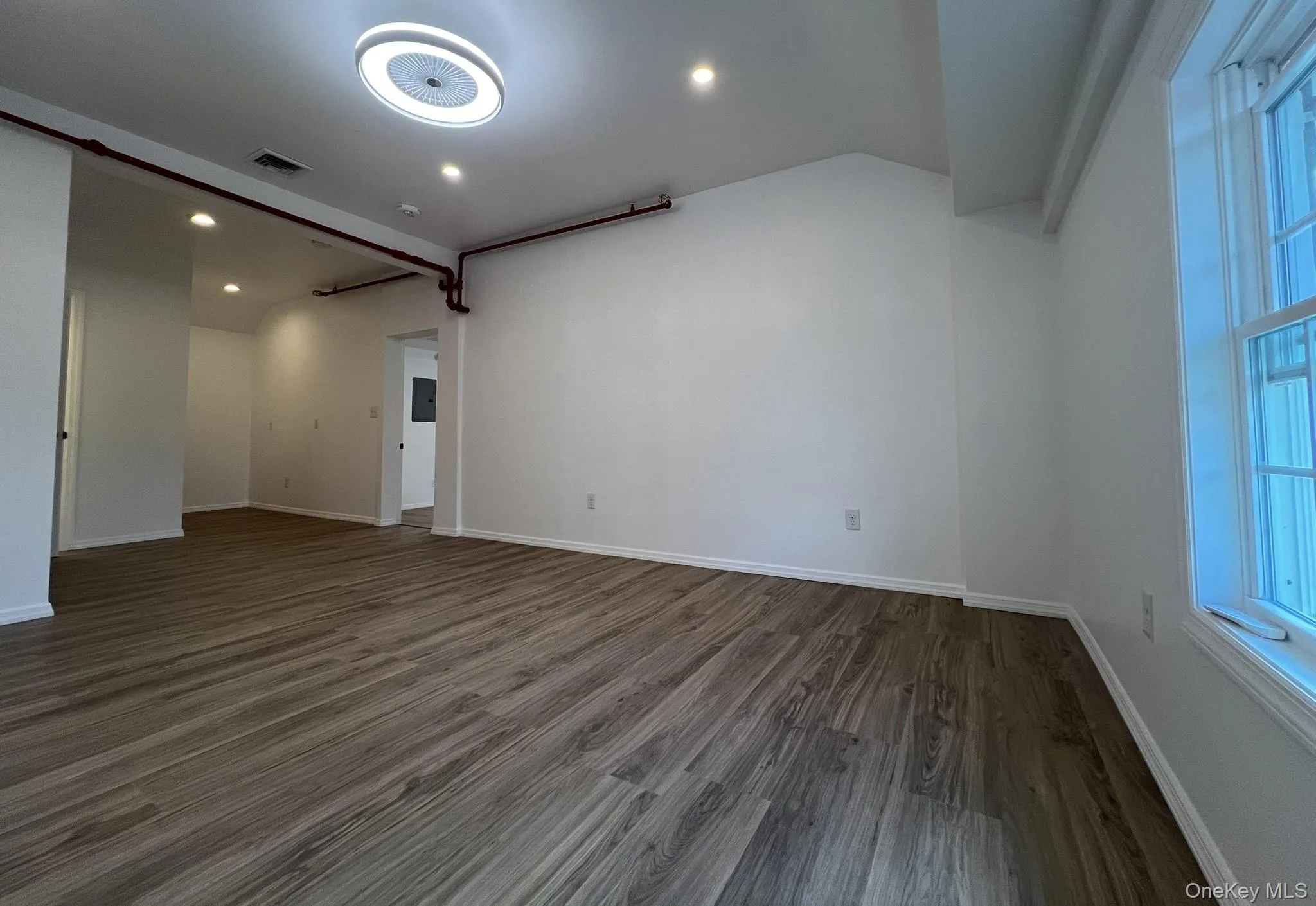 Large Primary Bedroom! Large Primary Bedroom!