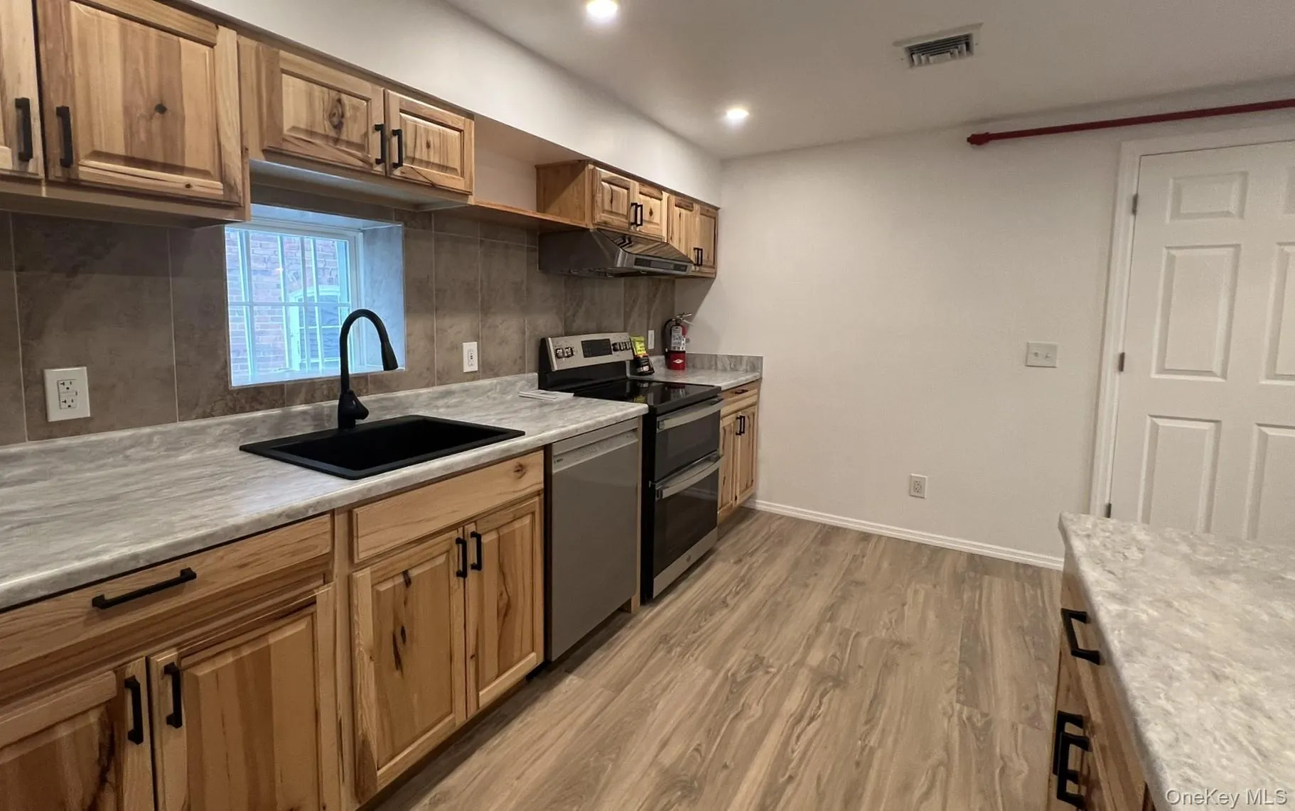 Lots of kitchen storage! Lots of kitchen storage!