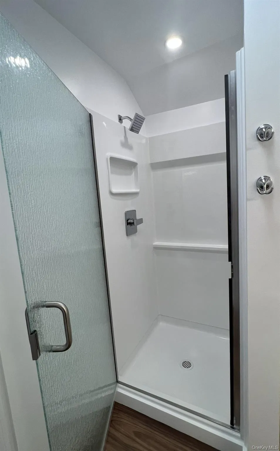 Main Bathroom Main Bathroom