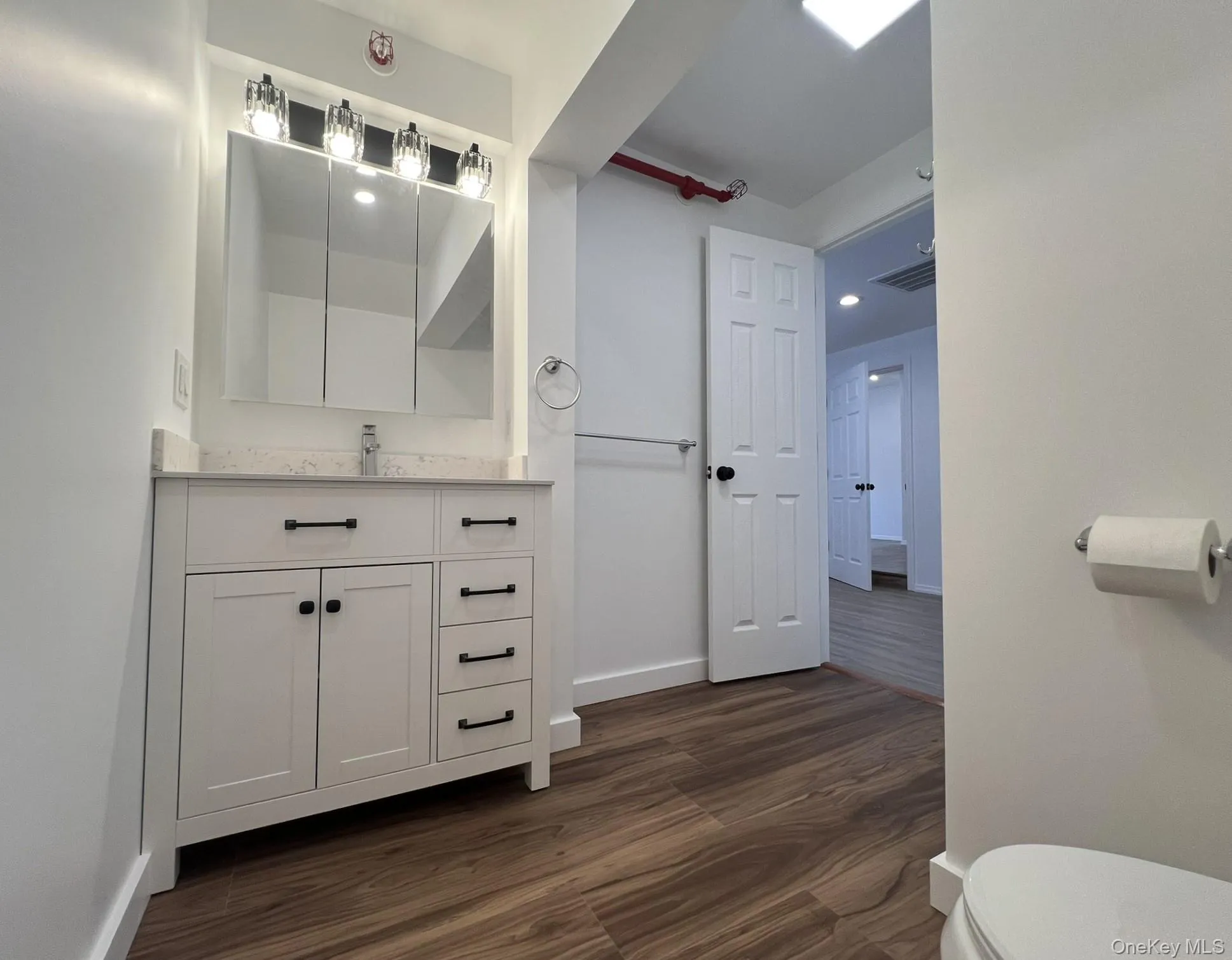 Main Bathroom Main Bathroom