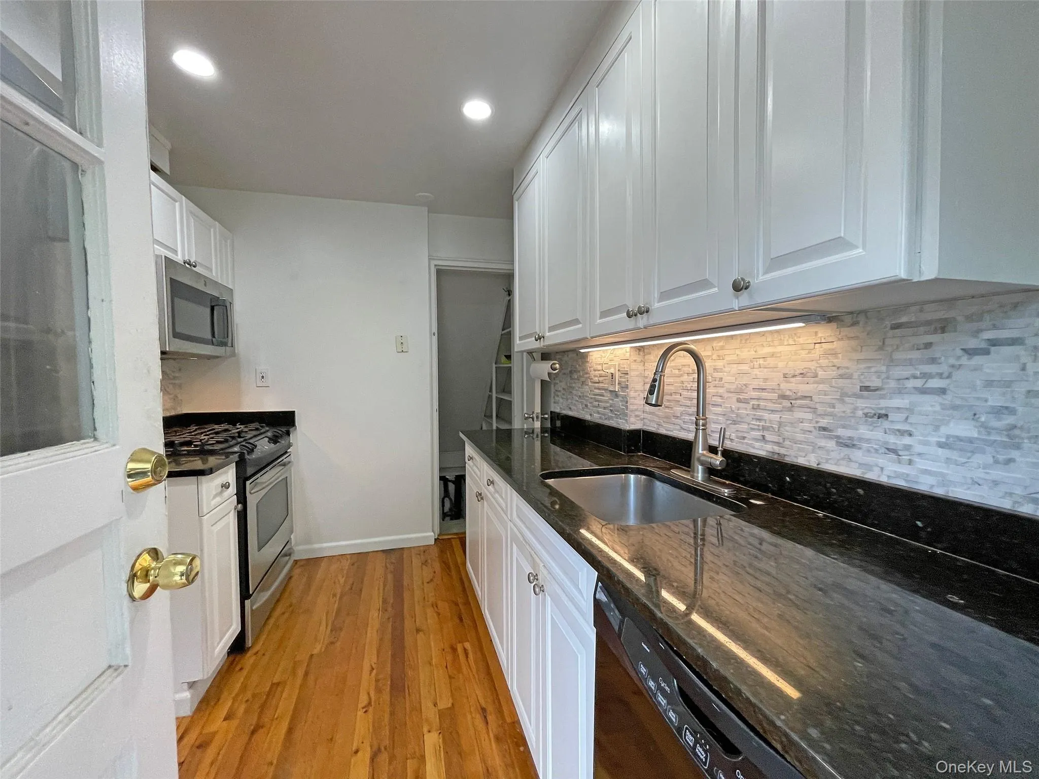 1058 Palmer Avenue, Mamaroneck, NY, 2 Bedrooms Bedrooms, 4 Rooms Rooms,1 BathroomBathrooms,Residential Lease,For Rent,Palmer,0,1033646 1058 Palmer Avenue, Mamaroneck, NY, 2 Bedrooms Bedrooms, 4 Rooms Rooms,1 BathroomBathrooms,Residential Lease,For Rent,Palmer,0,1033646