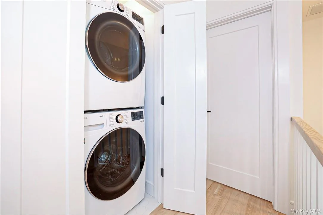 2nd floor full size washer/Dryer 2nd floor full size washer/Dryer