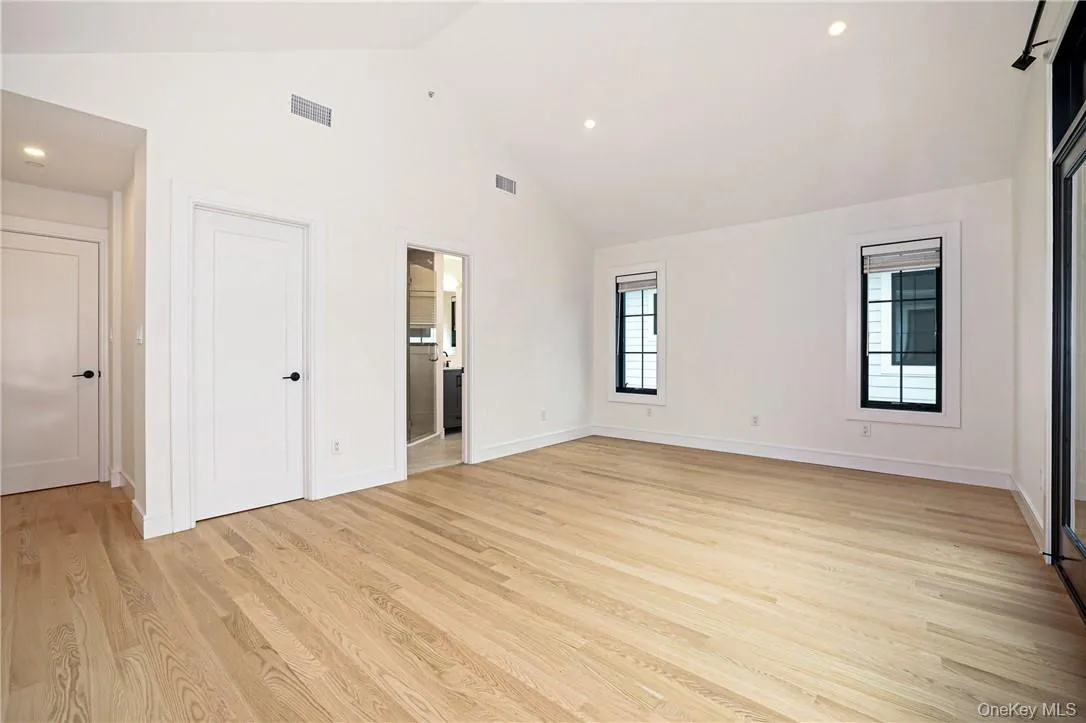 Walk in closet and primary en suite Bath Walk in closet and primary en suite Bath