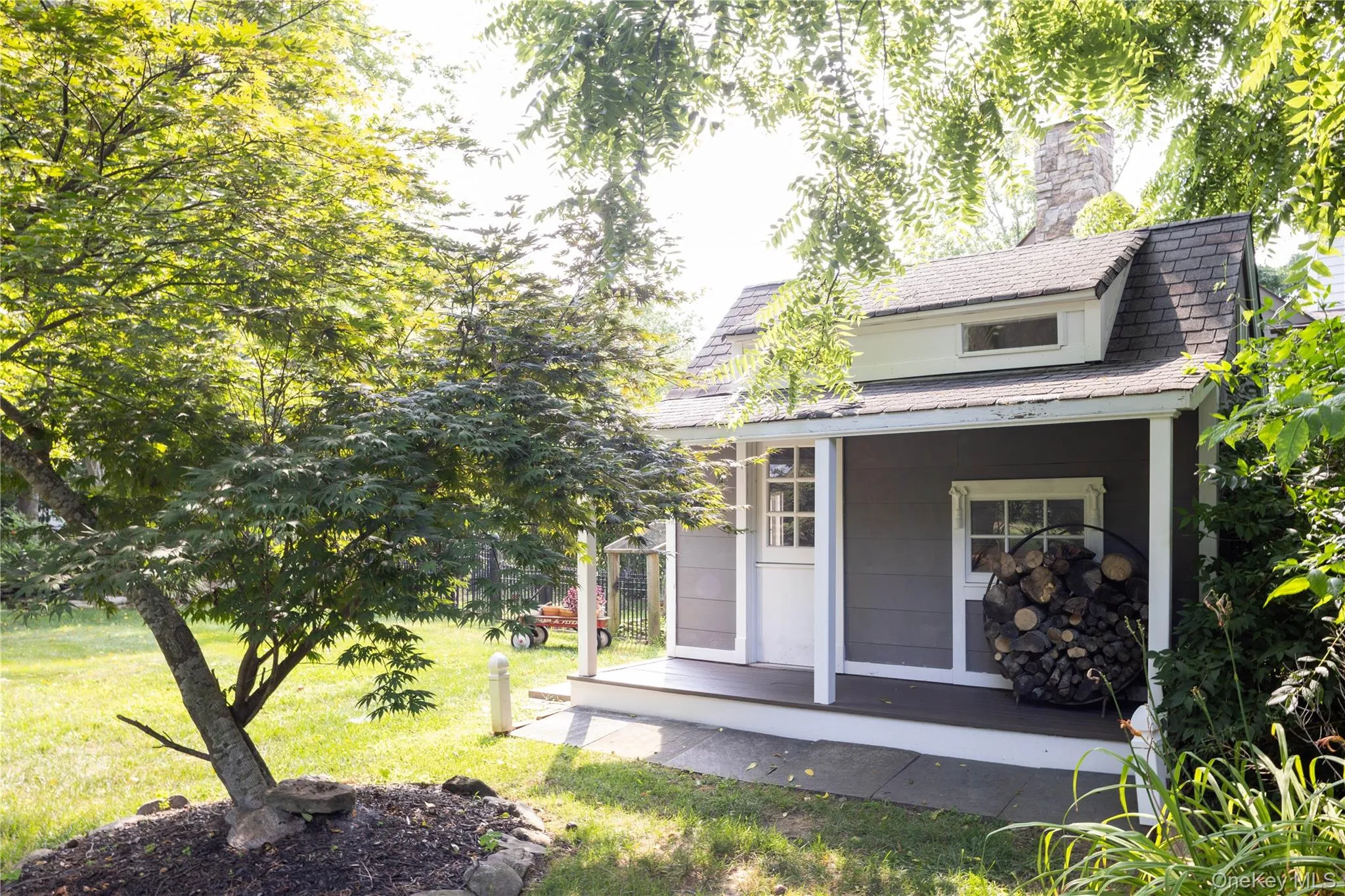 Playhouse / studio / shed in back yard Playhouse / studio / shed in back yard