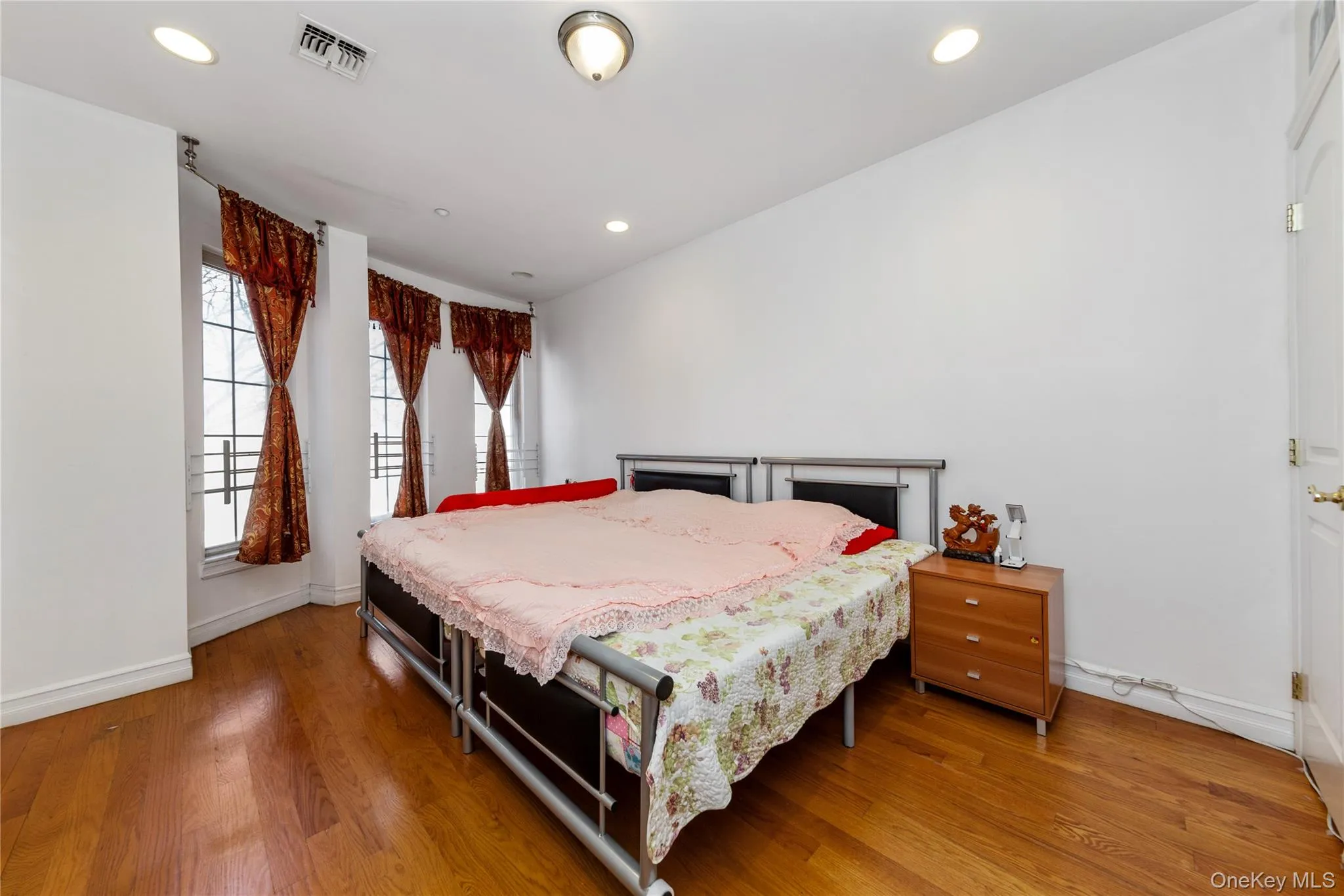 10716 37TH Avenue, New York, NY, 2 Bedrooms Bedrooms, 4 Rooms Rooms,1 BathroomBathrooms,Residential,For Rent,37TH,0,1033726 10716 37TH Avenue, New York, NY, 2 Bedrooms Bedrooms, 4 Rooms Rooms,1 BathroomBathrooms,Residential,For Rent,37TH,0,1033726