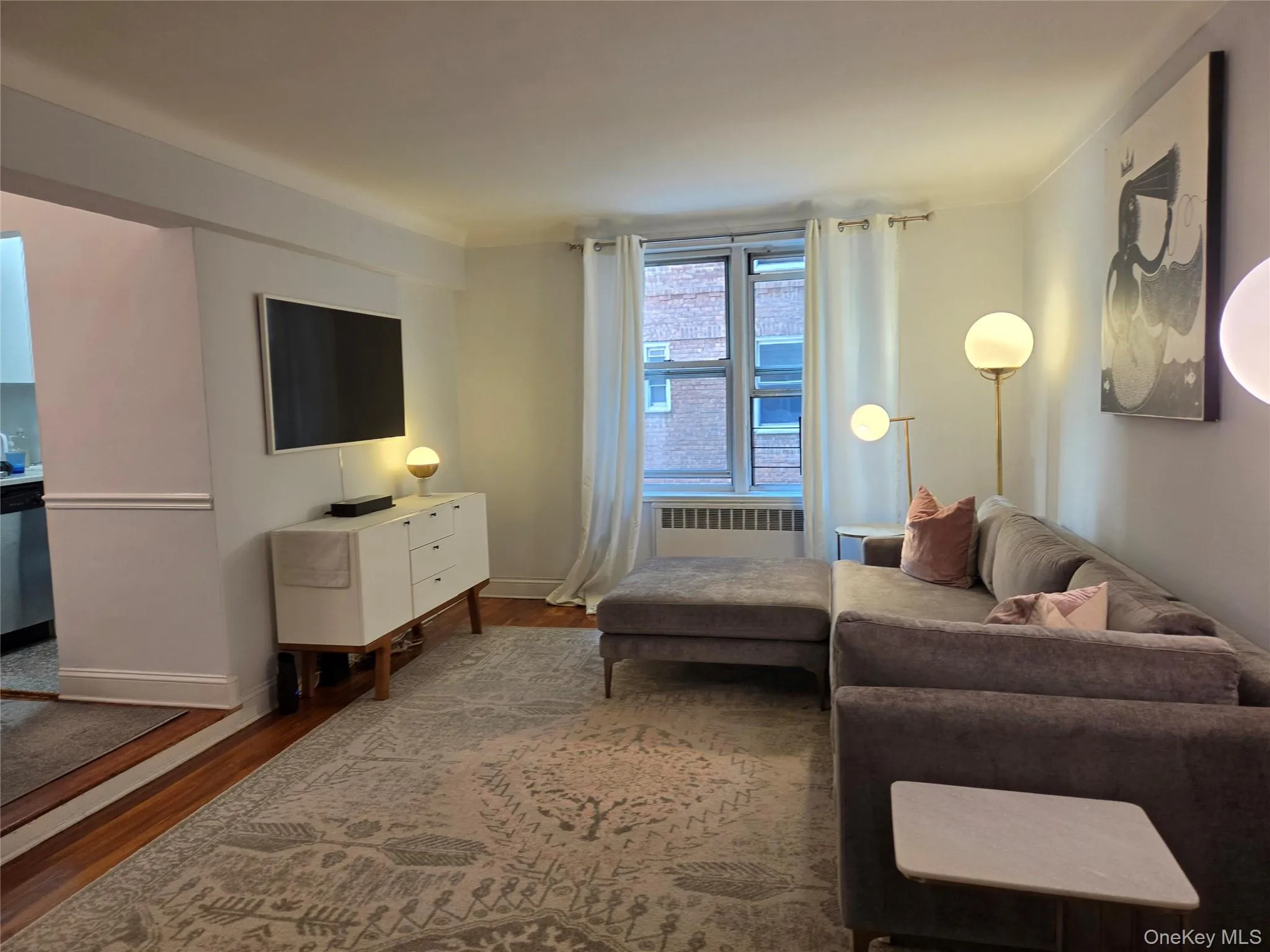 Plenty open living room Plenty open living room