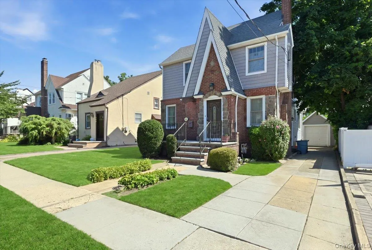 243 Spruce Street, Hempstead, NY, 4 Bedrooms Bedrooms, 8 Rooms Rooms,3 BathroomsBathrooms,Residential,For Rent,Spruce,0,1033796 243 Spruce Street, Hempstead, NY, 4 Bedrooms Bedrooms, 8 Rooms Rooms,3 BathroomsBathrooms,Residential,For Rent,Spruce,0,1033796