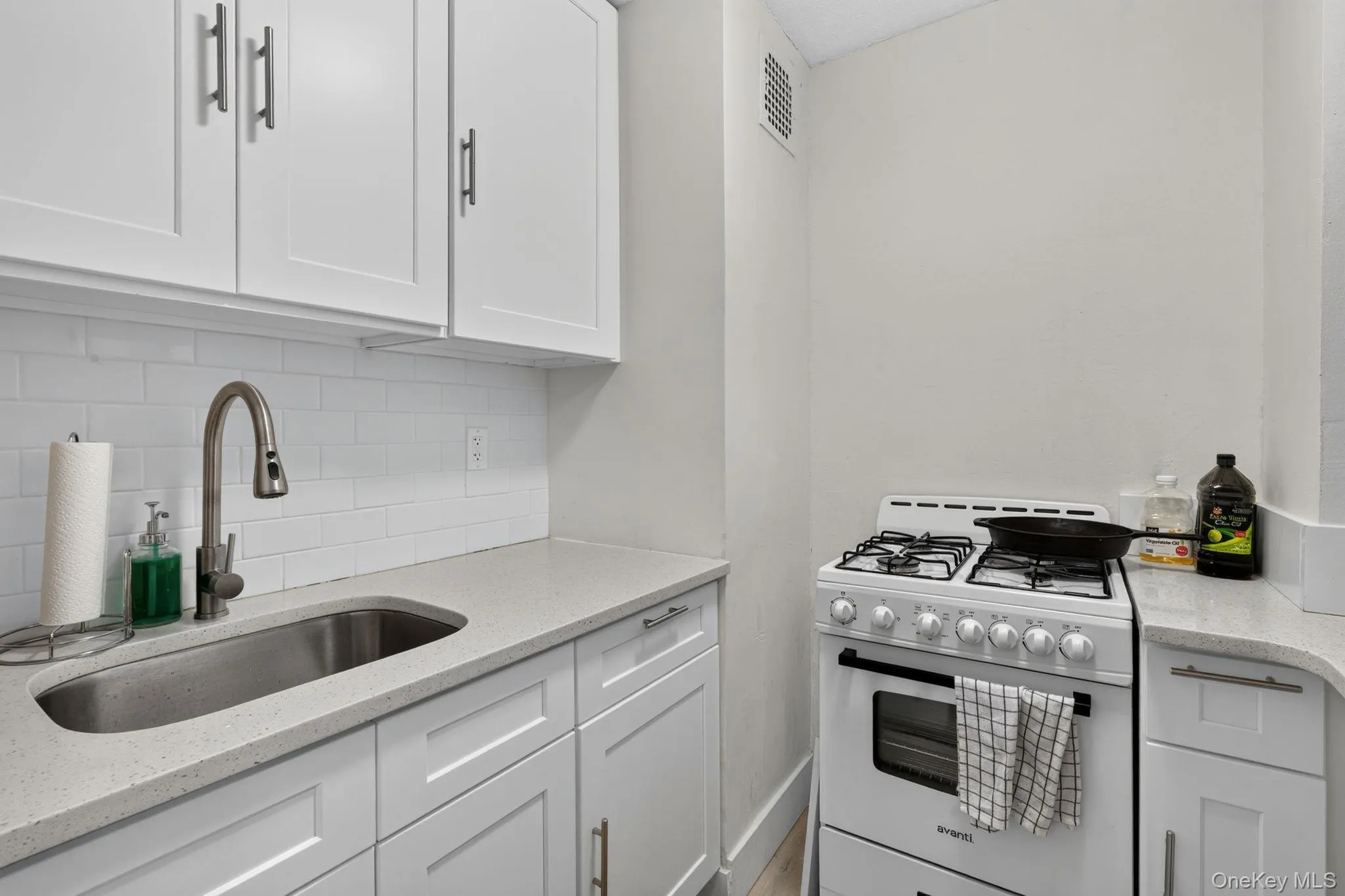 118-18 Union Turnpike, New York, NY, 3 Rooms Rooms,1 BathroomBathrooms,Residential Lease,For Rent,Union Turnpike,0,1033805 118-18 Union Turnpike, New York, NY, 3 Rooms Rooms,1 BathroomBathrooms,Residential Lease,For Rent,Union Turnpike,0,1033805
