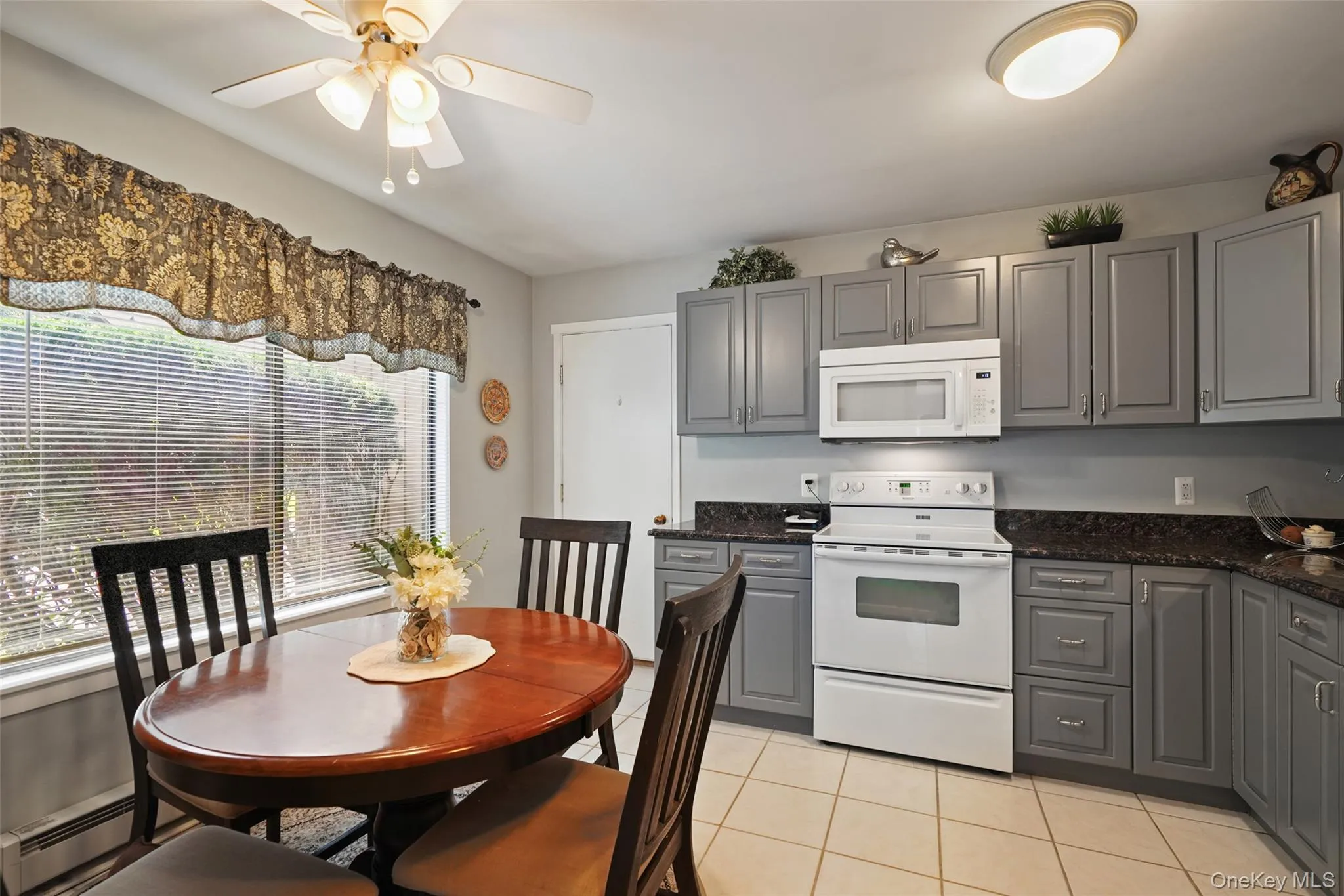 Very pretty eat-in kitchen with granite counters Very pretty eat-in kitchen with granite counters