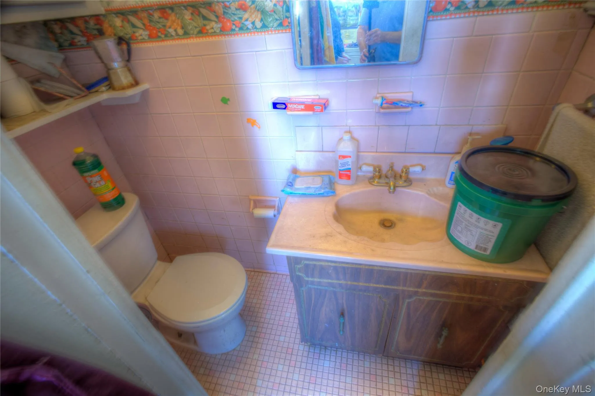 1/2 Bath between Kitchen and Enclosed Porch 1/2 Bath between Kitchen and Enclosed Porch