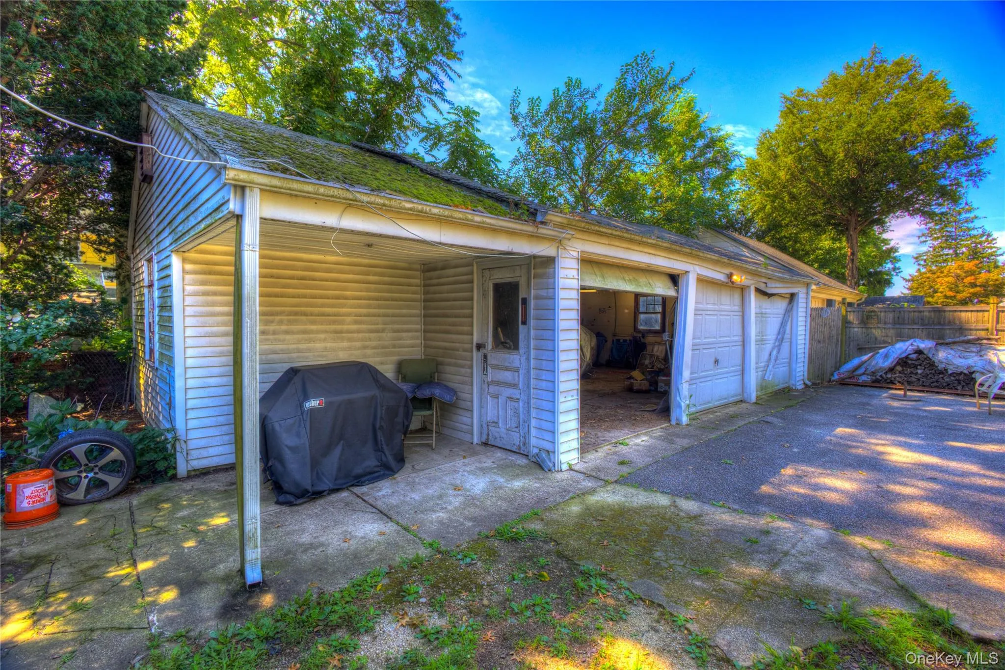 3 Car Garage with attached patio area and worskshop. 3 Car Garage with attached patio area and worskshop.