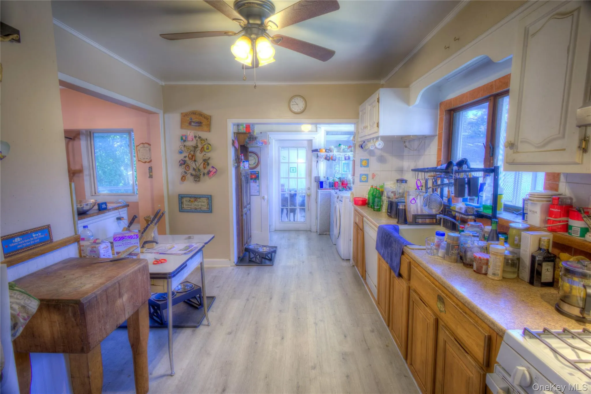 Eat-in-Kitchen w/laundry area Eat-in-Kitchen w/laundry area