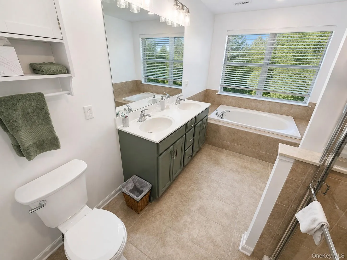 Double vanity & soaking tub Double vanity & soaking tub