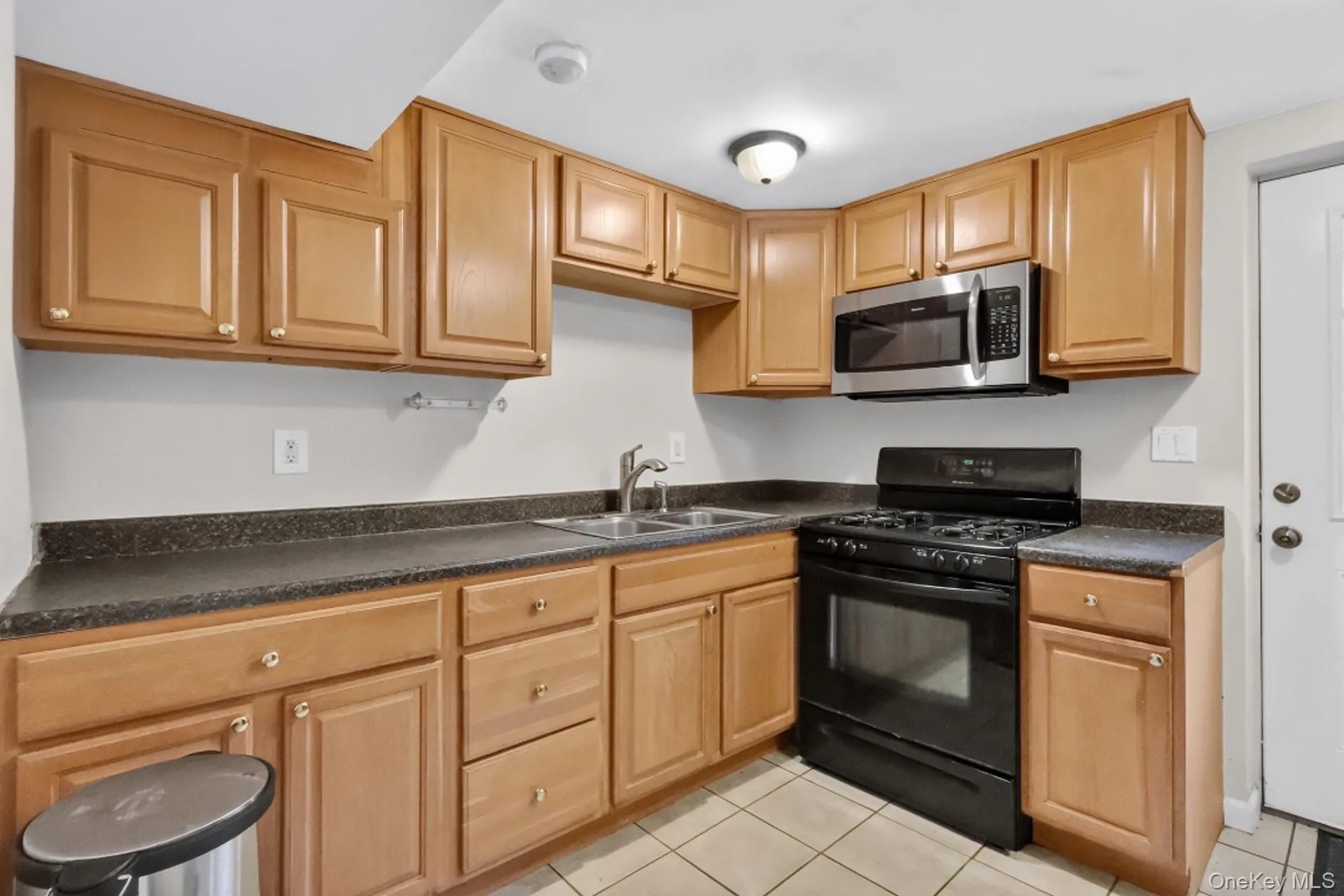 14 Branch Lane, Brookhaven, NY, 6 Bedrooms Bedrooms, 11 Rooms Rooms,4 BathroomsBathrooms,Residential,For Rent,Branch,0,1033815 14 Branch Lane, Brookhaven, NY, 6 Bedrooms Bedrooms, 11 Rooms Rooms,4 BathroomsBathrooms,Residential,For Rent,Branch,0,1033815