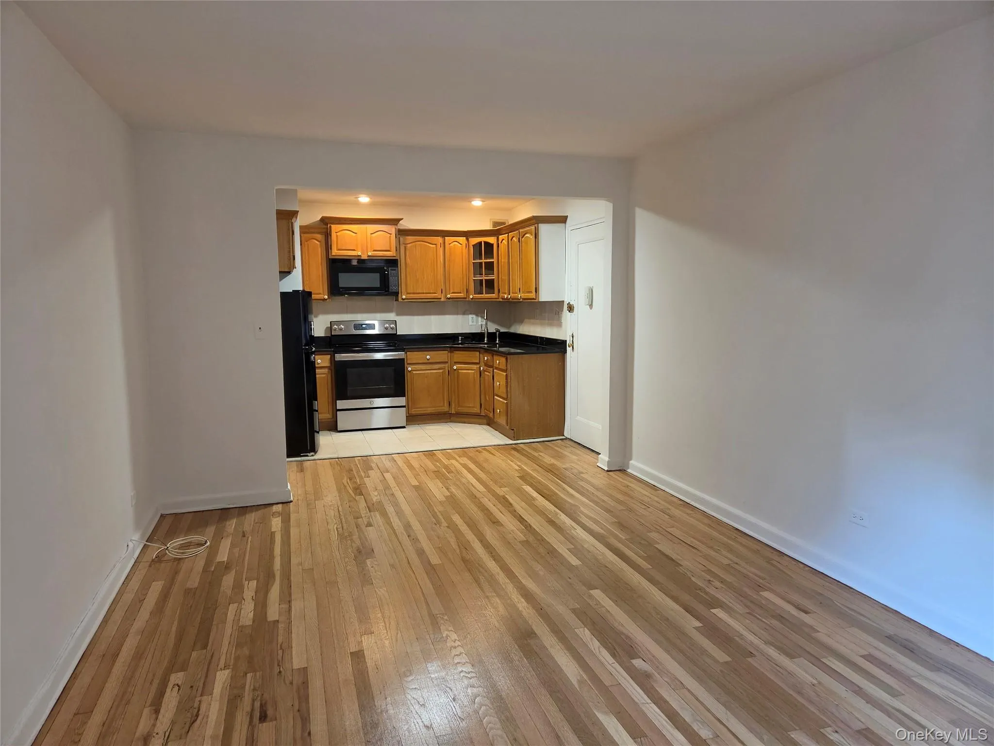 Spacious Living and dining area. Spacious Living and dining area.