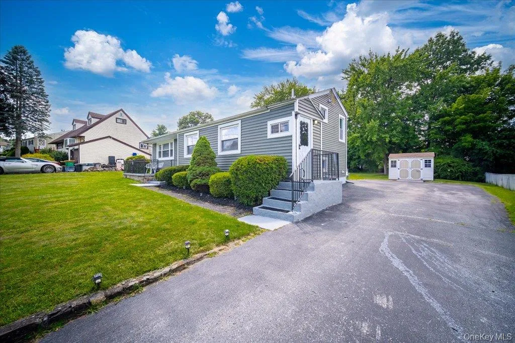 26 Delaware Road, Newburgh (town), NY, 3 Bedrooms Bedrooms, 7 Rooms Rooms,2 BathroomsBathrooms,Residential,For Rent,Delaware,0,1033837 26 Delaware Road, Newburgh (town), NY, 3 Bedrooms Bedrooms, 7 Rooms Rooms,2 BathroomsBathrooms,Residential,For Rent,Delaware,0,1033837