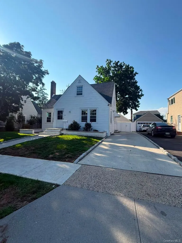 8 Herman Avenue, Oyster Bay, NY, 7 Bedrooms Bedrooms, 12 Rooms Rooms,3 BathroomsBathrooms,Residential Lease,For Rent,Herman,0,1033843 8 Herman Avenue, Oyster Bay, NY, 7 Bedrooms Bedrooms, 12 Rooms Rooms,3 BathroomsBathrooms,Residential Lease,For Rent,Herman,0,1033843