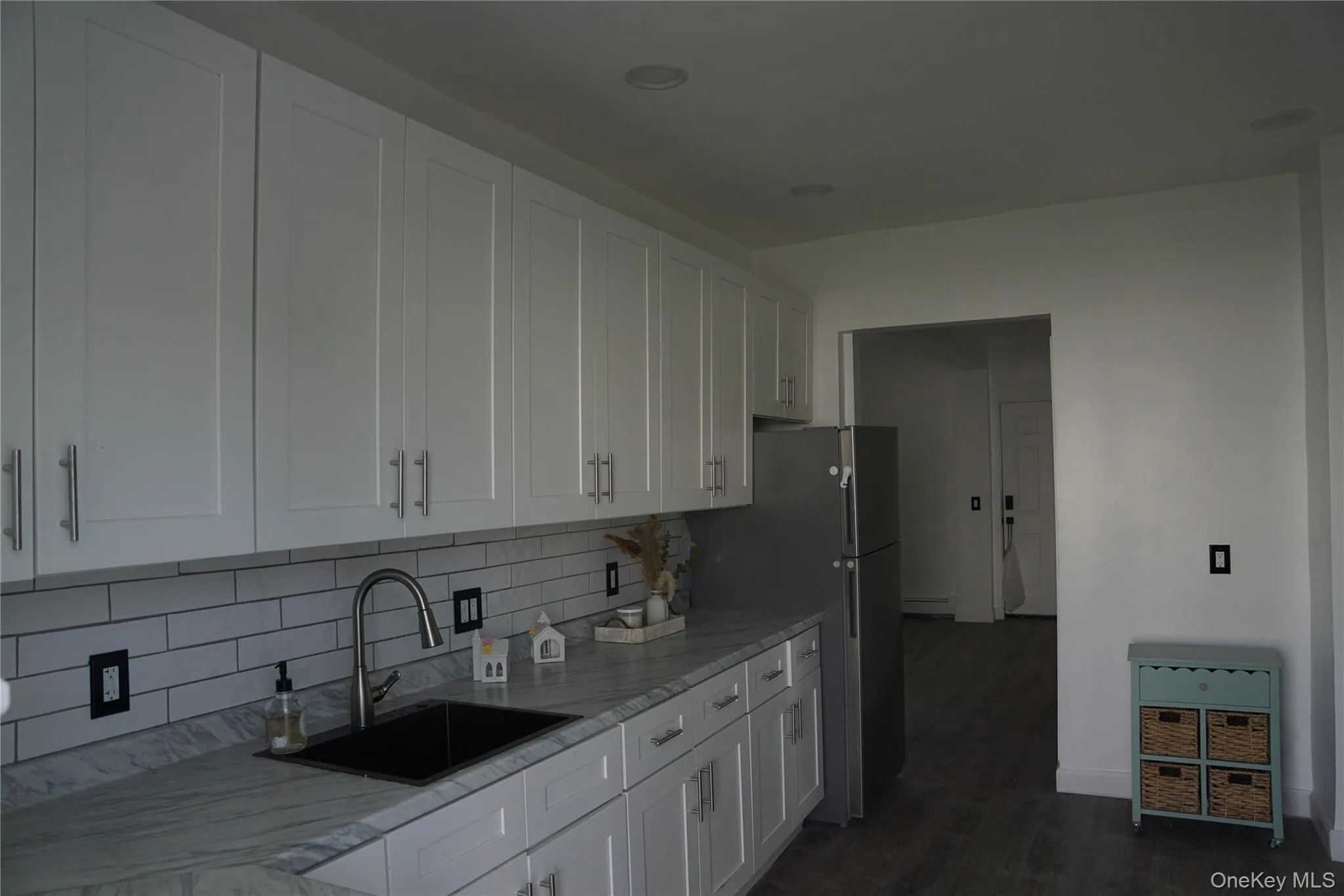 Shot from the back of kitchen to the front door>>> Shot from the back of kitchen to the front door>>>