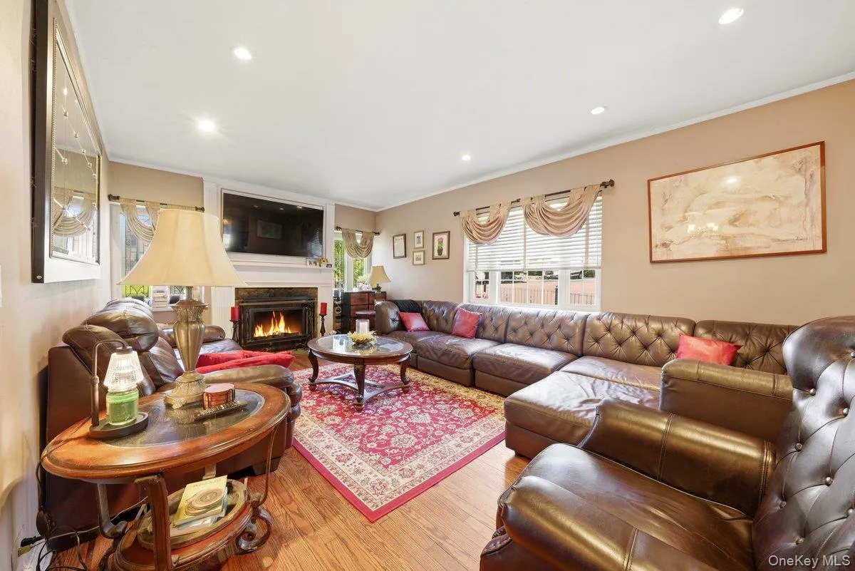 w/ Wood burningFireplace w/ Wood burningFireplace