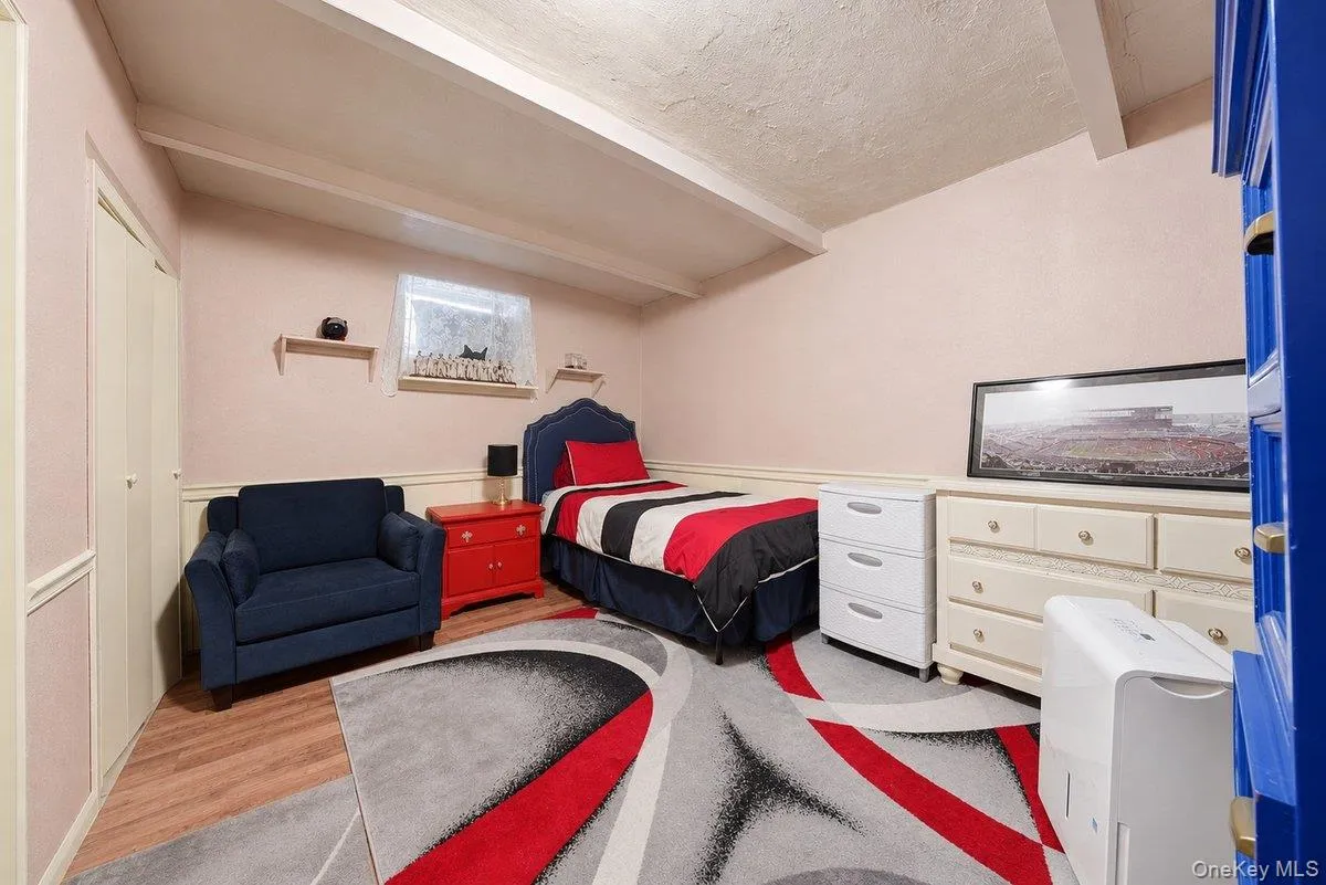 Recreation room /Home Office /or can easily be usedas a 4th Bedroom Recreation room /Home Office /or can easily be usedas a 4th Bedroom