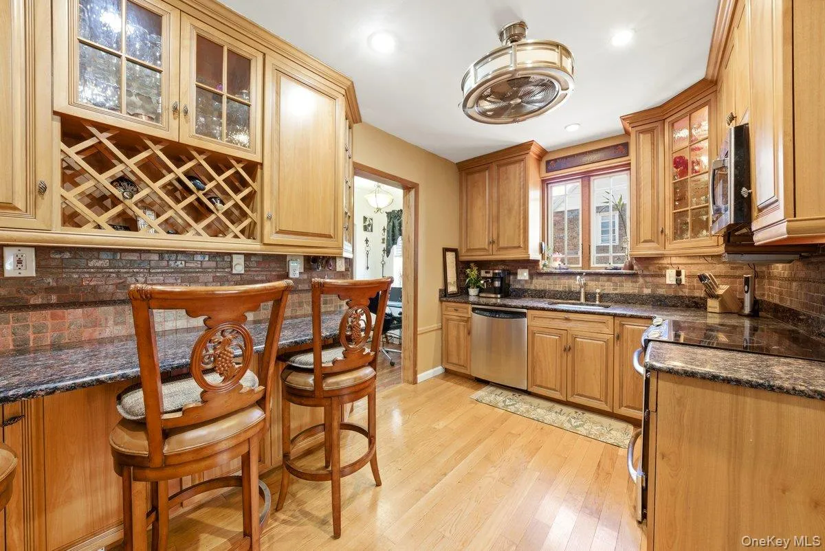 Beautiful Kitchen with a Breakfast Bar Beautiful Kitchen with a Breakfast Bar