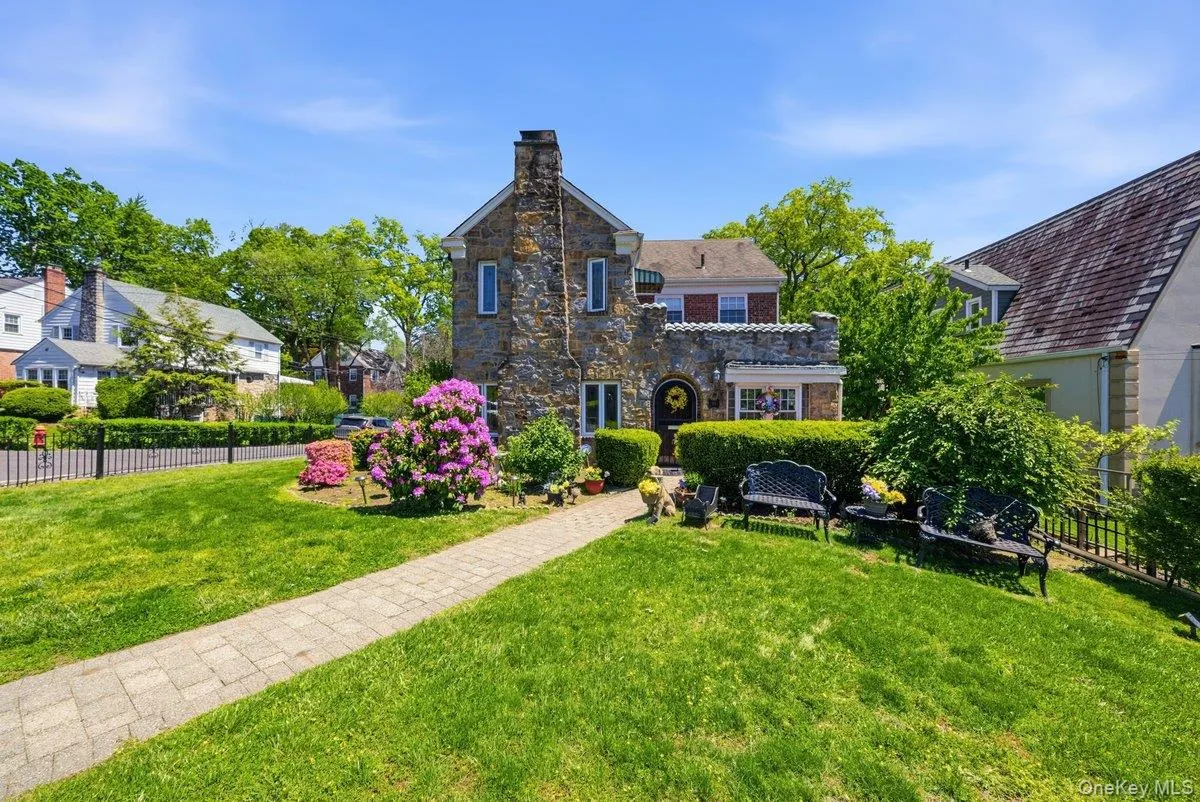 51 Cumberland Drive, Yonkers, NY, 3 Bedrooms Bedrooms, 10 Rooms Rooms,2 BathroomsBathrooms,Residential,For Rent,Cumberland,0,1033881 51 Cumberland Drive, Yonkers, NY, 3 Bedrooms Bedrooms, 10 Rooms Rooms,2 BathroomsBathrooms,Residential,For Rent,Cumberland,0,1033881