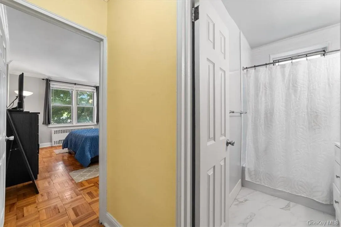 Bathroom with parquet floors and radiator heating unit Bathroom with parquet floors and radiator heating unit