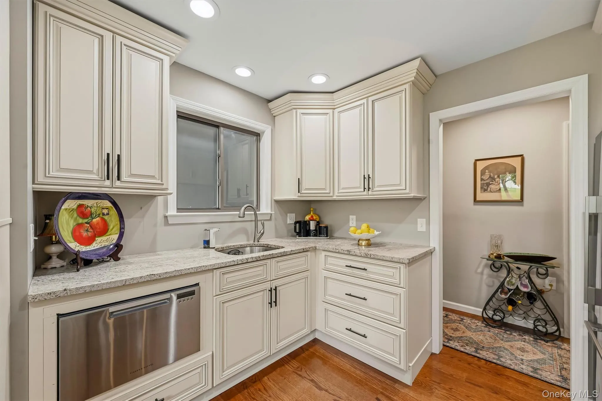 Custom dishwasher built-in. Custom dishwasher built-in.