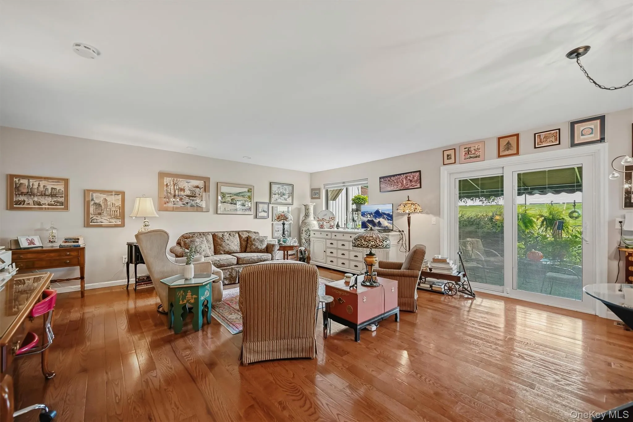 Hardwood floors throughout! Hardwood floors throughout!