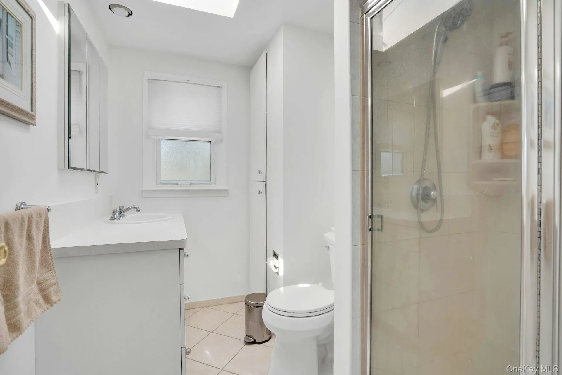 Full bath on the 2nd floor updated in 1998. Full bath on the 2nd floor updated in 1998.