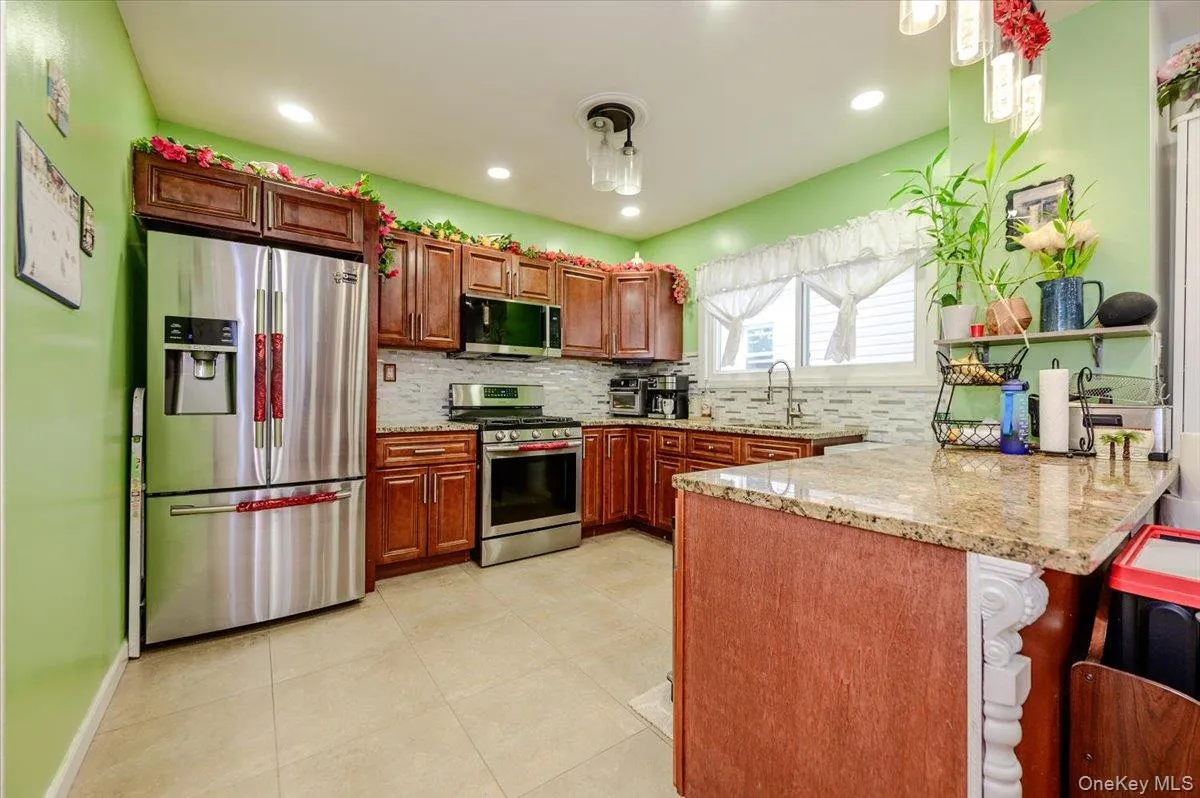 New kitchen with granite and stainless steel appliances! New kitchen with granite and stainless steel appliances!
