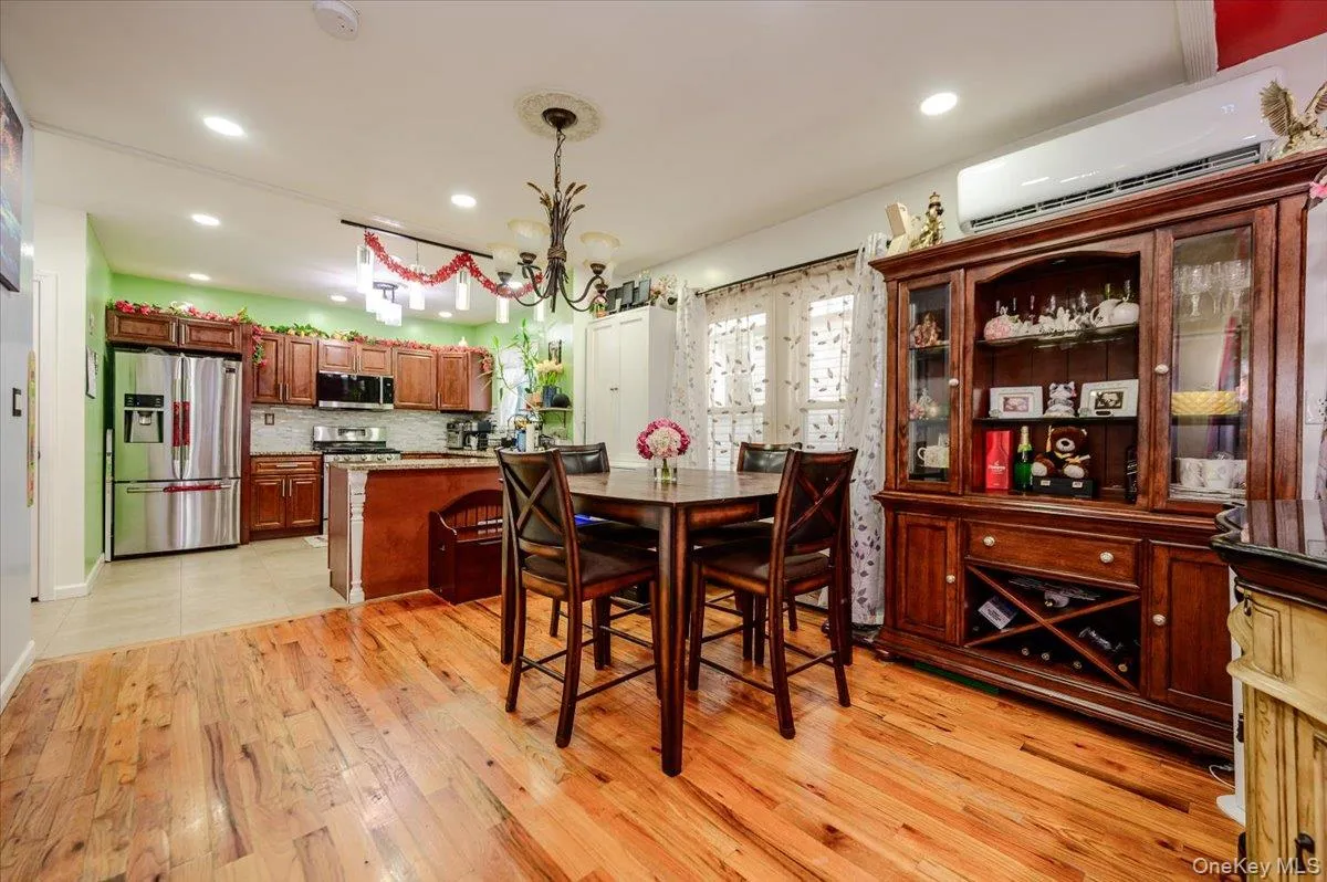 Plenty of room for entertaining! Plenty of room for entertaining!