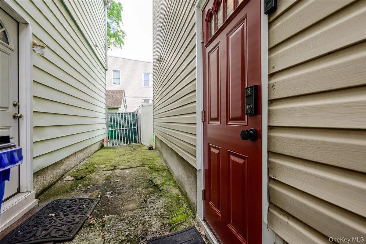 Side yard has entrance to basement Side yard has entrance to basement