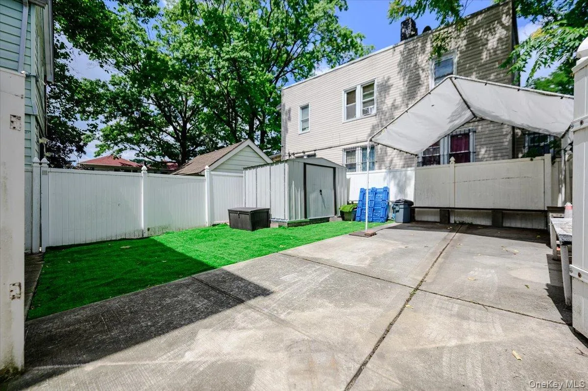 Large yard for entertaining! Large yard for entertaining!