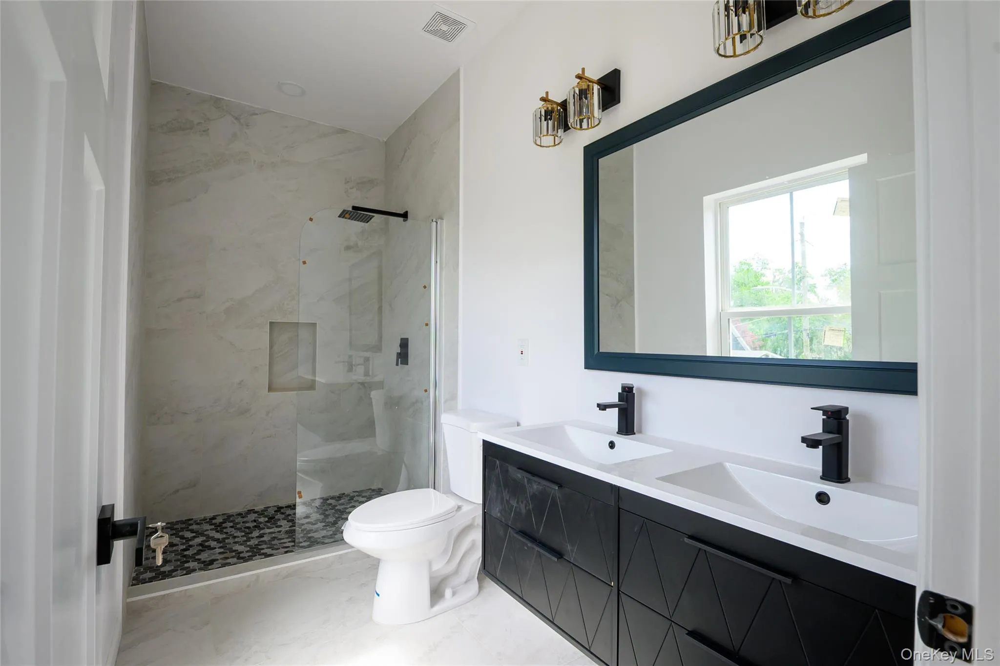 Walk in shower with double sinks Walk in shower with double sinks