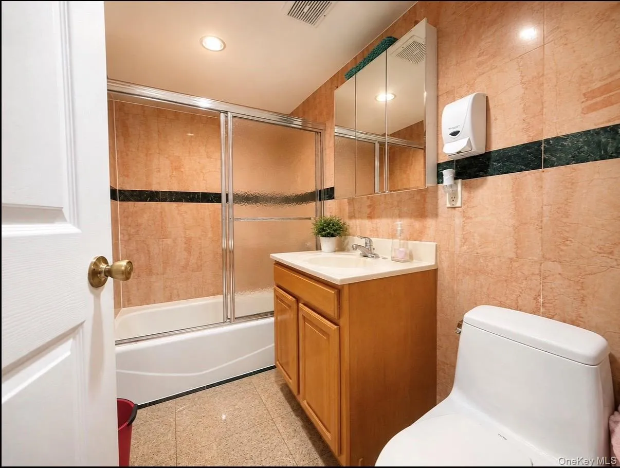 10421 39th Avenue, New York, NY, 2 Bedrooms Bedrooms, 5 Rooms Rooms,2 BathroomsBathrooms,Residential,For Rent,39th,0,1033979 10421 39th Avenue, New York, NY, 2 Bedrooms Bedrooms, 5 Rooms Rooms,2 BathroomsBathrooms,Residential,For Rent,39th,0,1033979