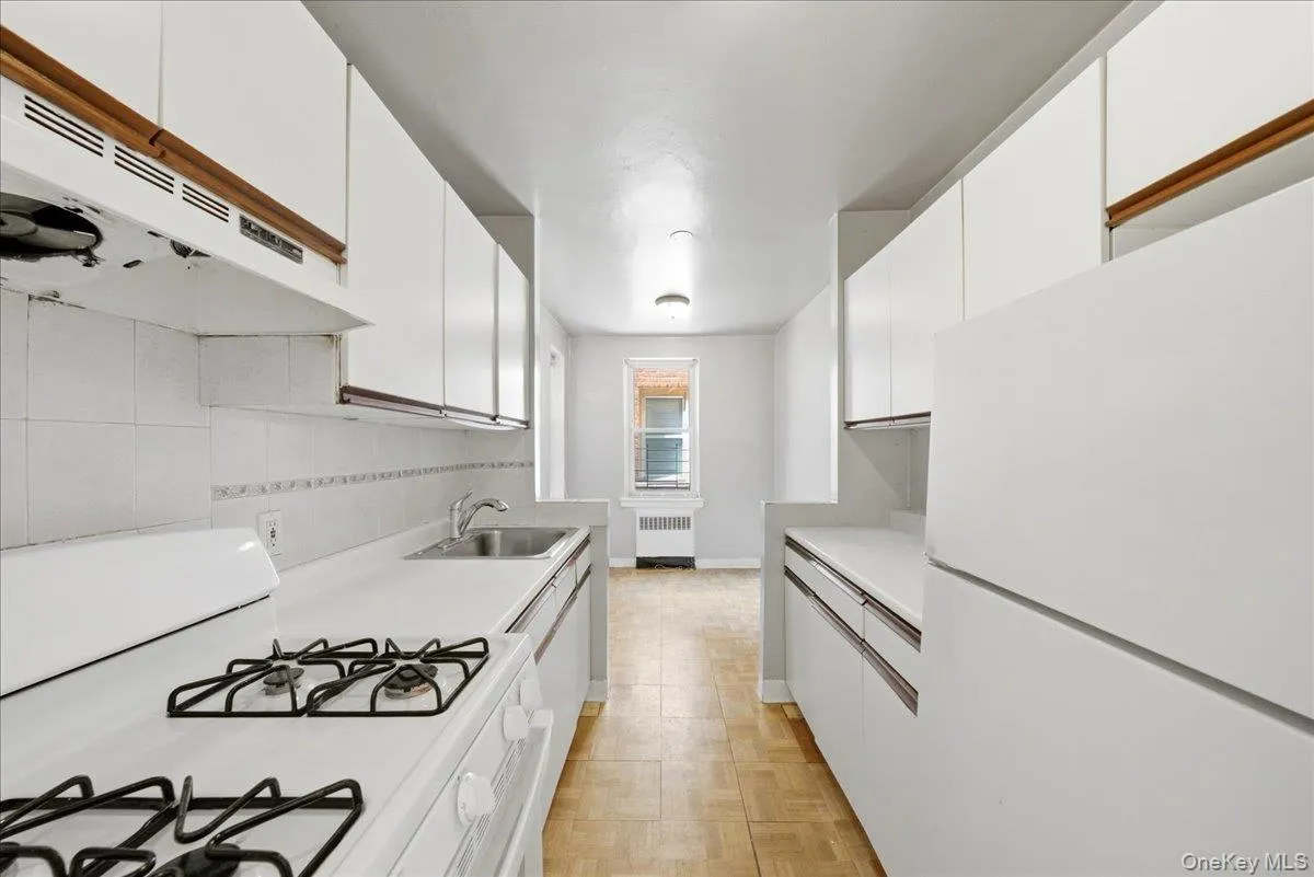 2080 Barnes Avenue, New York, NY, 1 Bedroom Bedrooms, 4 Rooms Rooms,1 BathroomBathrooms,Residential,For Rent,Barnes,0,1033989 2080 Barnes Avenue, New York, NY, 1 Bedroom Bedrooms, 4 Rooms Rooms,1 BathroomBathrooms,Residential,For Rent,Barnes,0,1033989