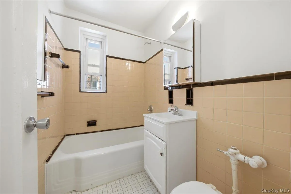 2080 Barnes Avenue, New York, NY, 1 Bedroom Bedrooms, 4 Rooms Rooms,1 BathroomBathrooms,Residential,For Rent,Barnes,0,1033989 2080 Barnes Avenue, New York, NY, 1 Bedroom Bedrooms, 4 Rooms Rooms,1 BathroomBathrooms,Residential,For Rent,Barnes,0,1033989