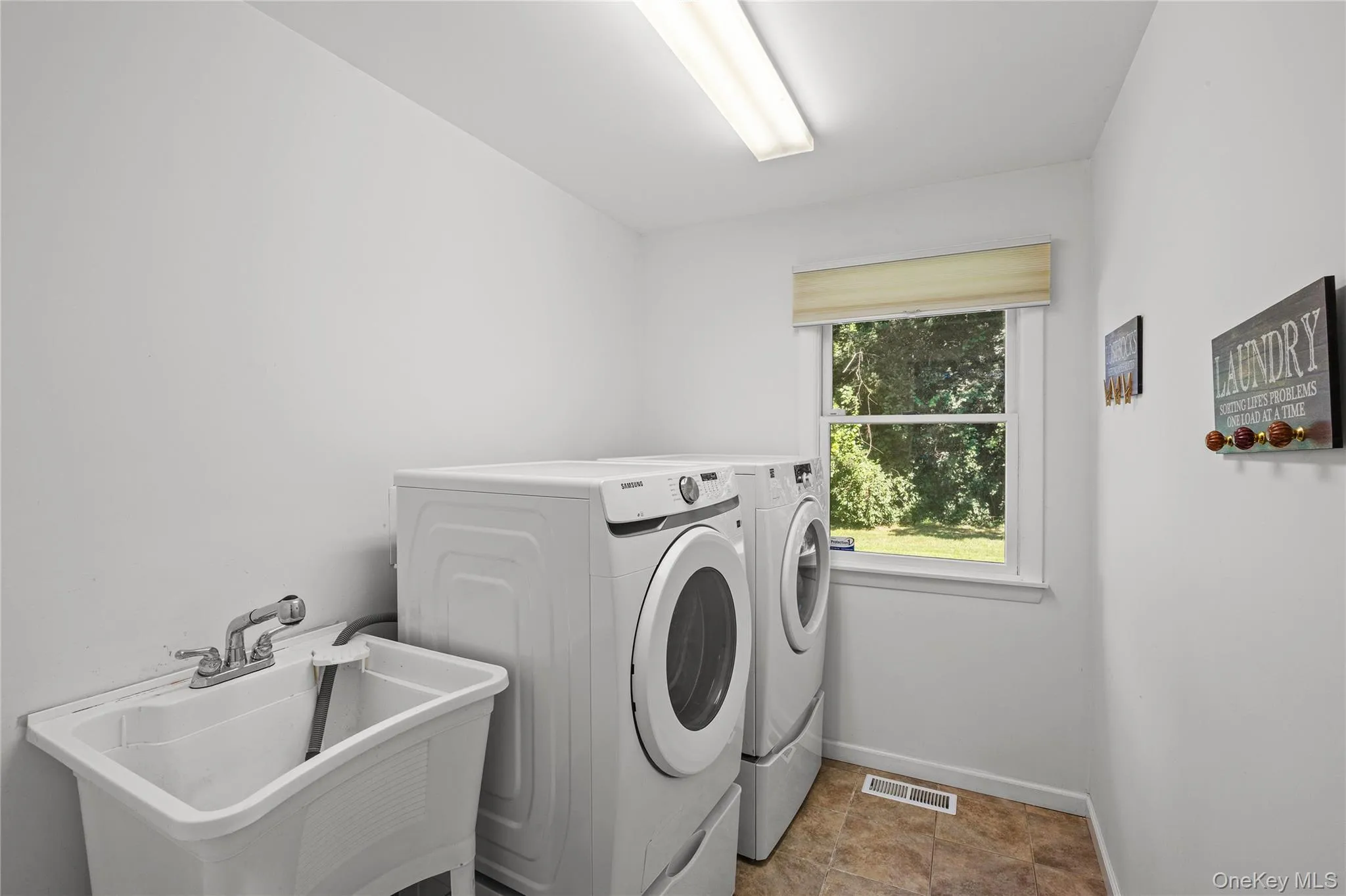 141 Fire Lane, Riverhead, NY, 4 Bedrooms Bedrooms, 9 Rooms Rooms,2 BathroomsBathrooms,Residential,For Rent,Fire,0,1034015 141 Fire Lane, Riverhead, NY, 4 Bedrooms Bedrooms, 9 Rooms Rooms,2 BathroomsBathrooms,Residential,For Rent,Fire,0,1034015