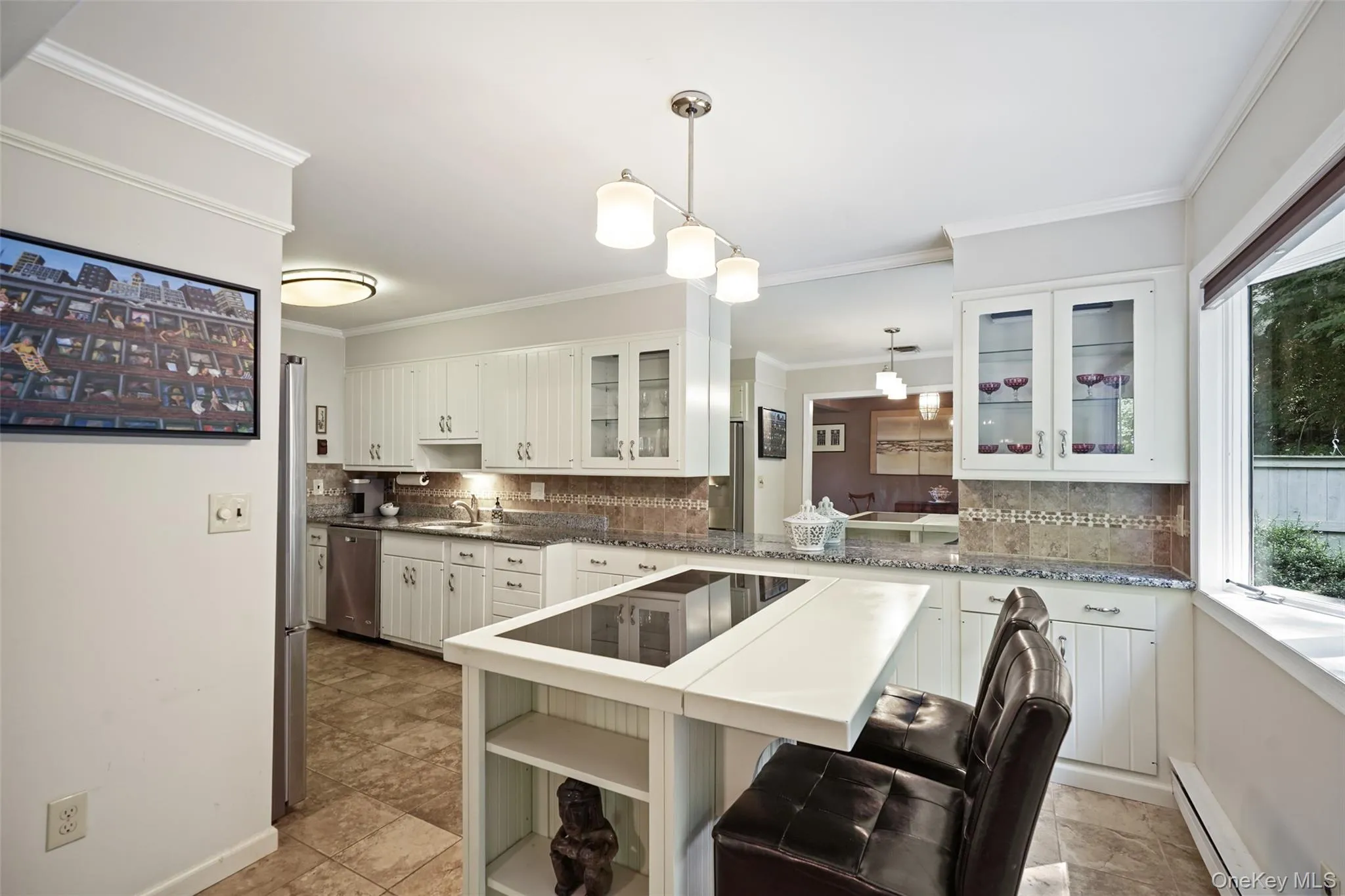 Island with seating and large bay window to enjoy Nature's beauty Island with seating and large bay window to enjoy Nature's beauty