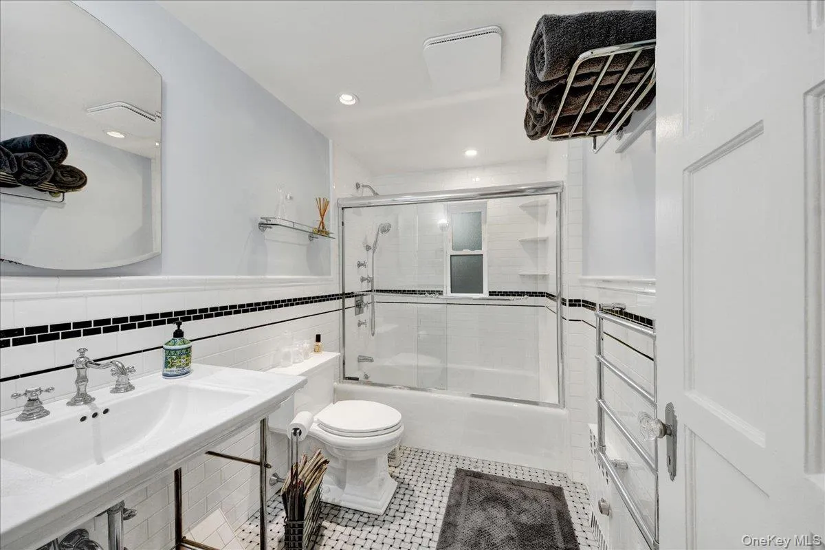 1904 Tenbroeck Avenue, New York, NY, 3 Bedrooms Bedrooms, 11 Rooms Rooms,2 BathroomsBathrooms,Residential,For Rent,Tenbroeck,0,1034068 1904 Tenbroeck Avenue, New York, NY, 3 Bedrooms Bedrooms, 11 Rooms Rooms,2 BathroomsBathrooms,Residential,For Rent,Tenbroeck,0,1034068